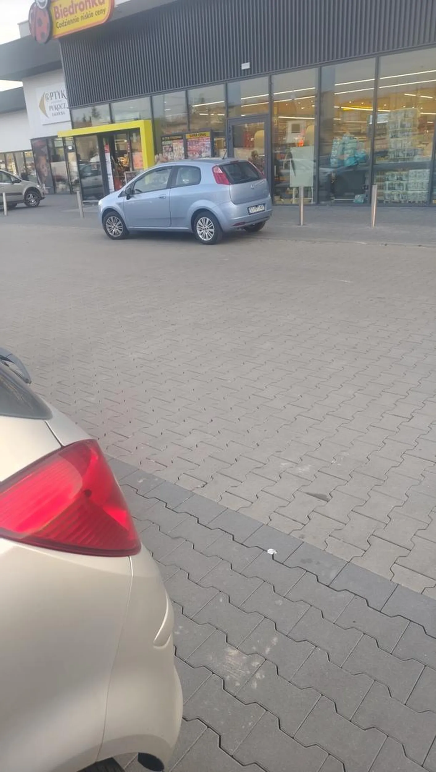 Proszę się nie krępować wolnymi miejscami parkingowymi tylko wjechać do środka