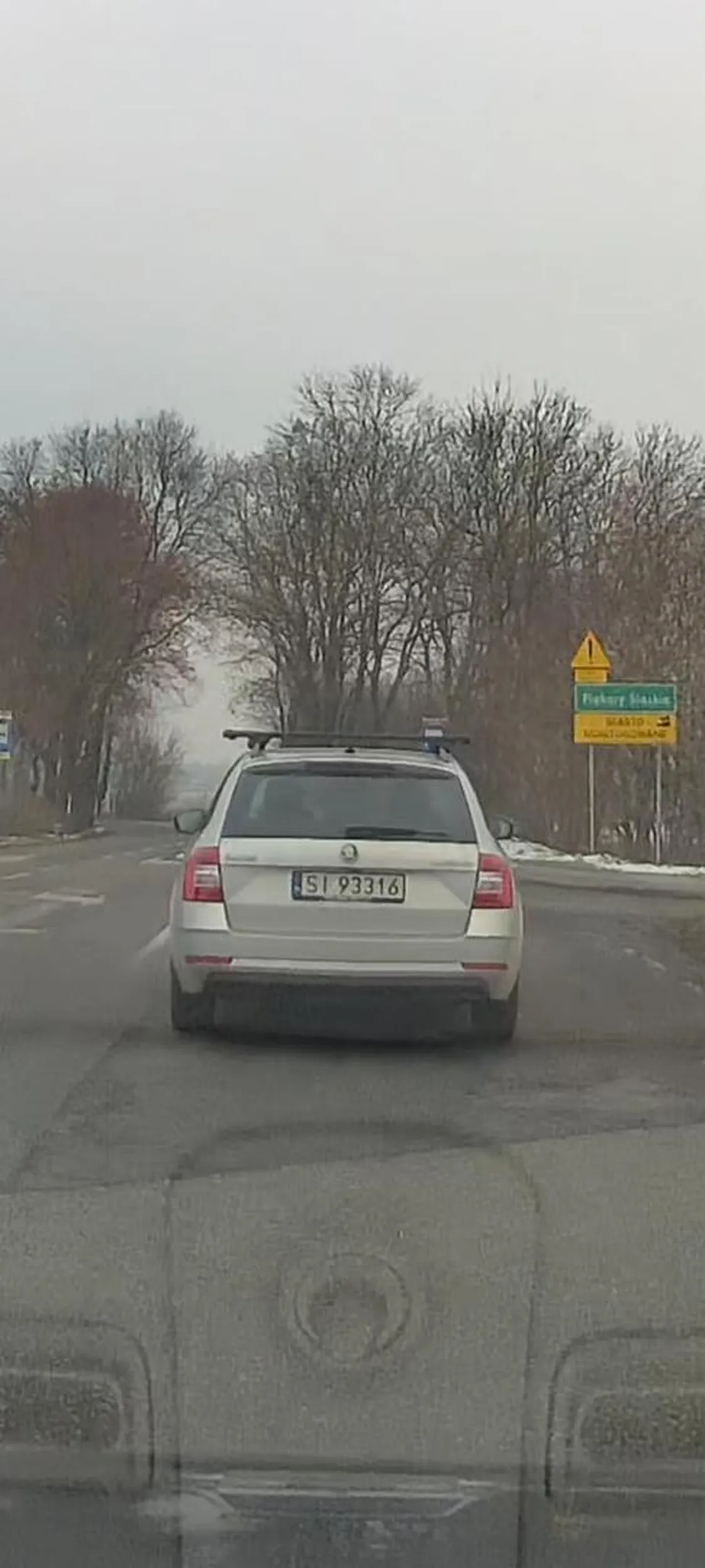 Za przyspieszanie jak jesteś wyprzedzany nie tylko grozi mandat, ale i w pusty łeb można zarobić. Szkoda, że jak zwolniłem i czekałem to już nie byłeś taki cwany, a wracasz po 15 tą samą drogą.... Następnym razem zastanów się co robisz i czy cwaniakowanie jest tego warte