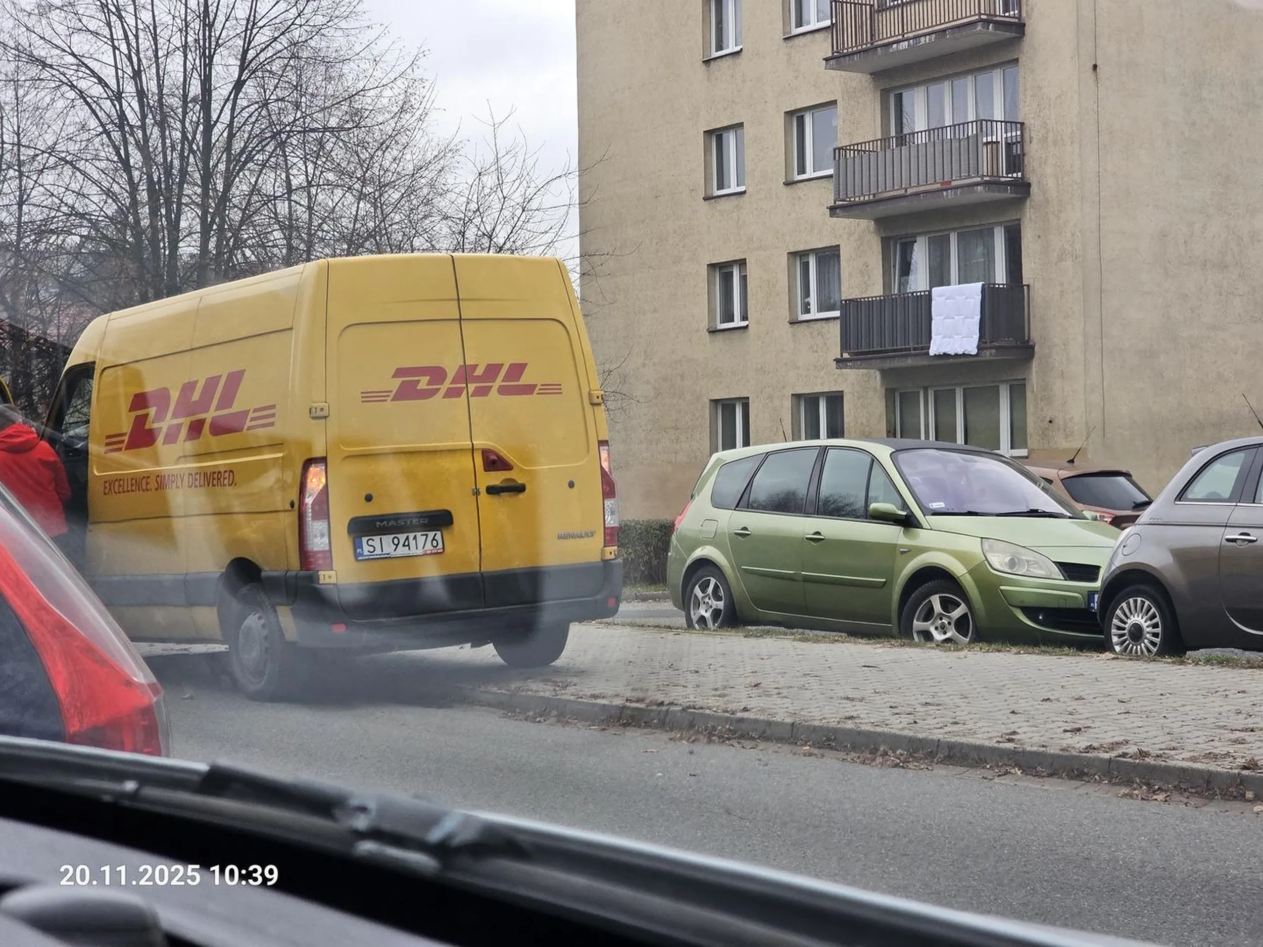 Samochód o masie powyżej 3,5 t nie ma prawa stać na chodniku, jeśli nie zezwala na to znak drogowy. Takie parkowanie niszczy nawierzchnię i podbudowę. Grozi za to mandat do 300 zł i punkty karne