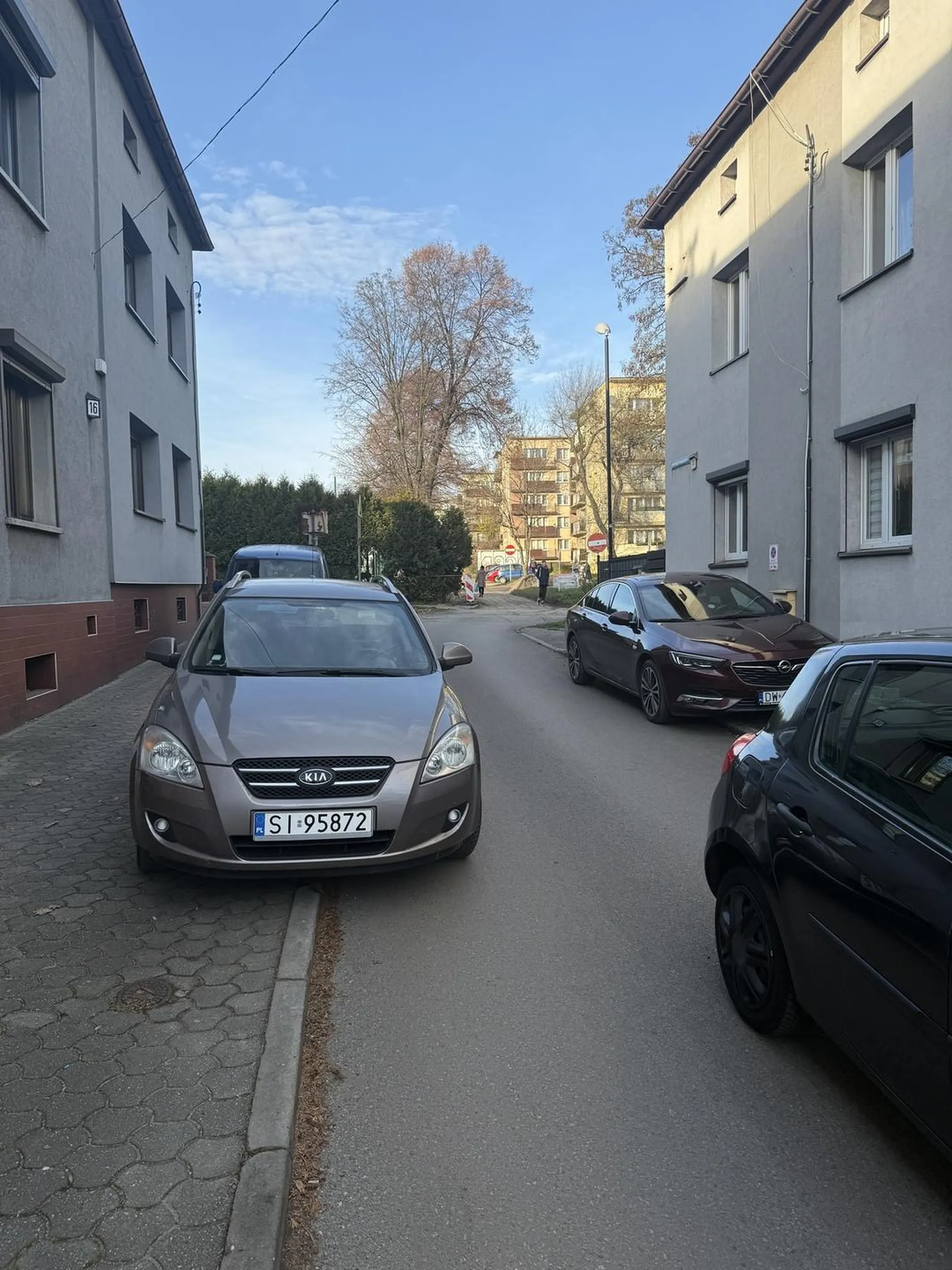 Gosciu naucz sie parkowac bo to co tu odjebales to przechodzi ludzkie pojecie