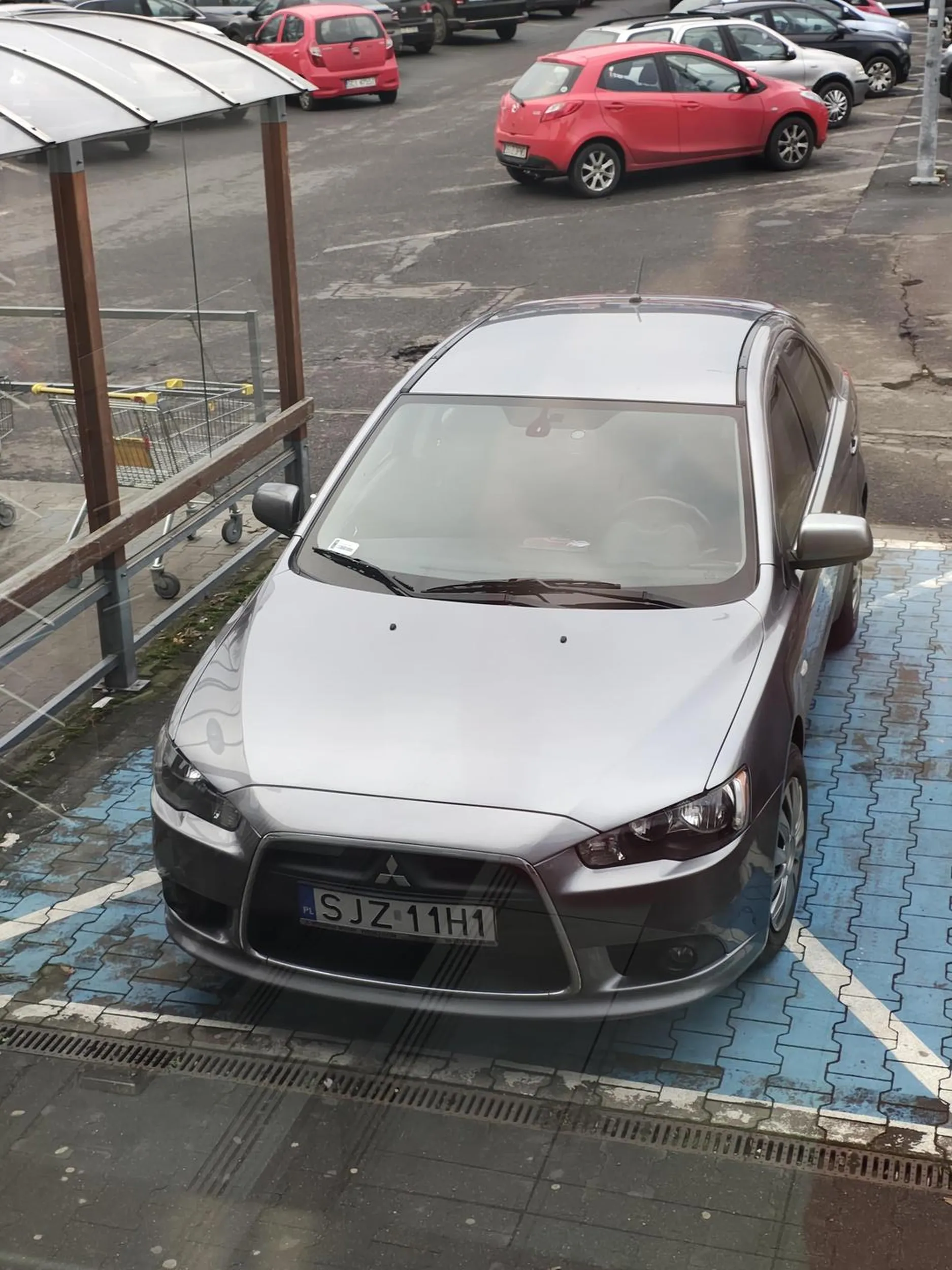 Niektórzy są tak niepełnosprawni, że nawet nie mają siły włożyć karty za szybę. :(