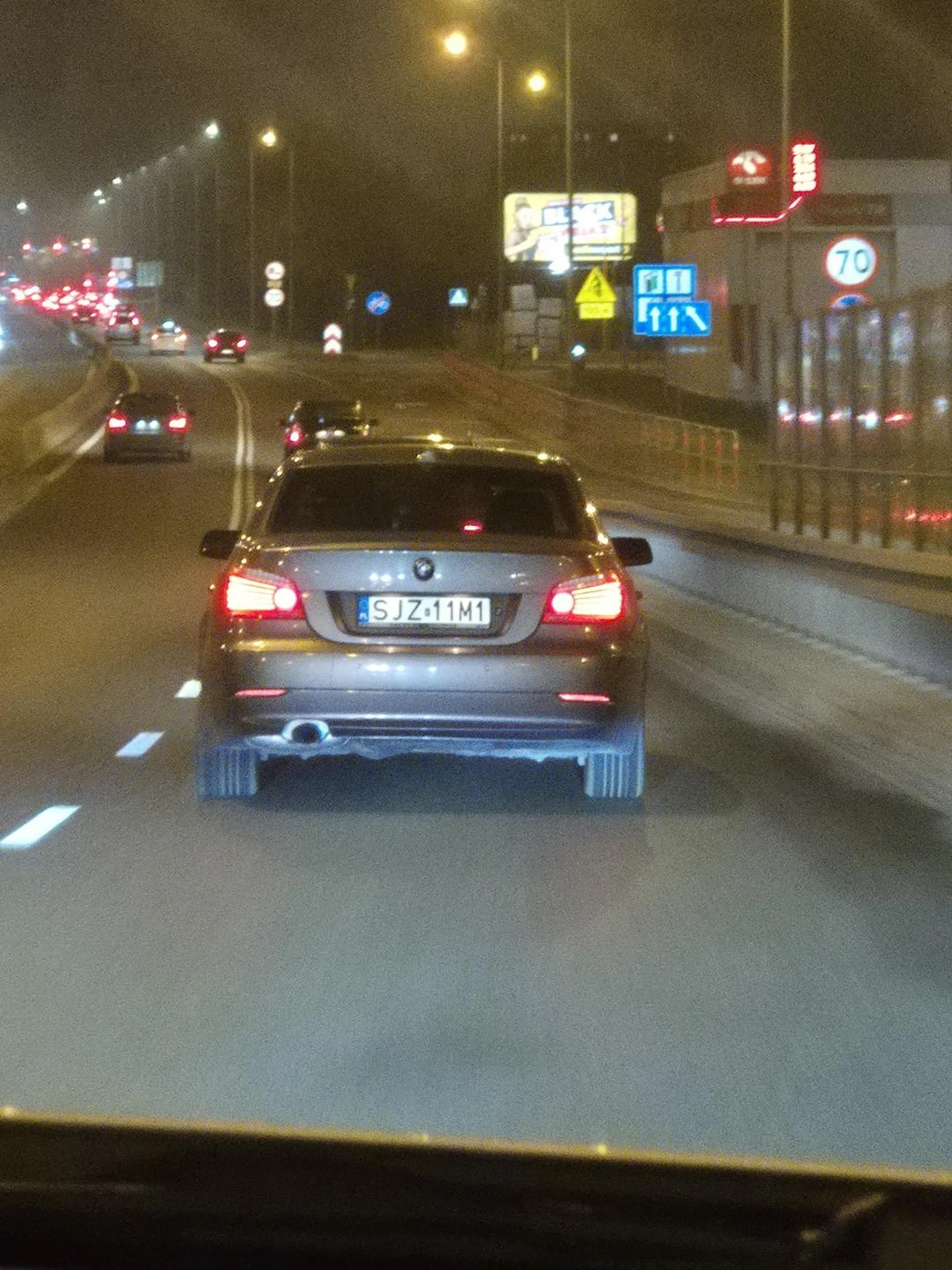 Typowy kierowca pelnoletniego bmw, zajeżdża drogę prawie doprowadzając do kolizji