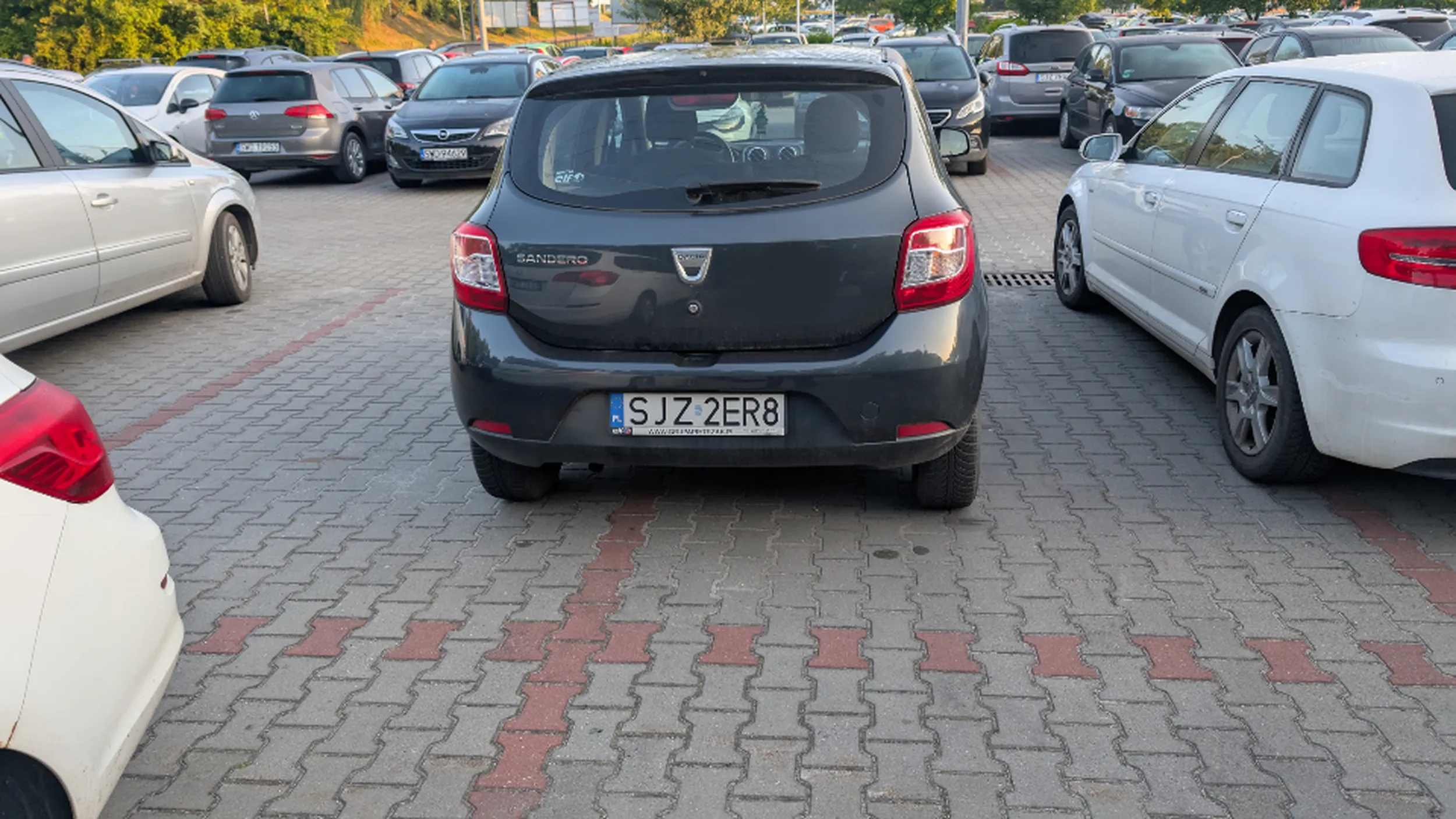 Mistrz parkowania, szkoda że na trzech miejscach nie stanąłeś, byłoby śmieszniej