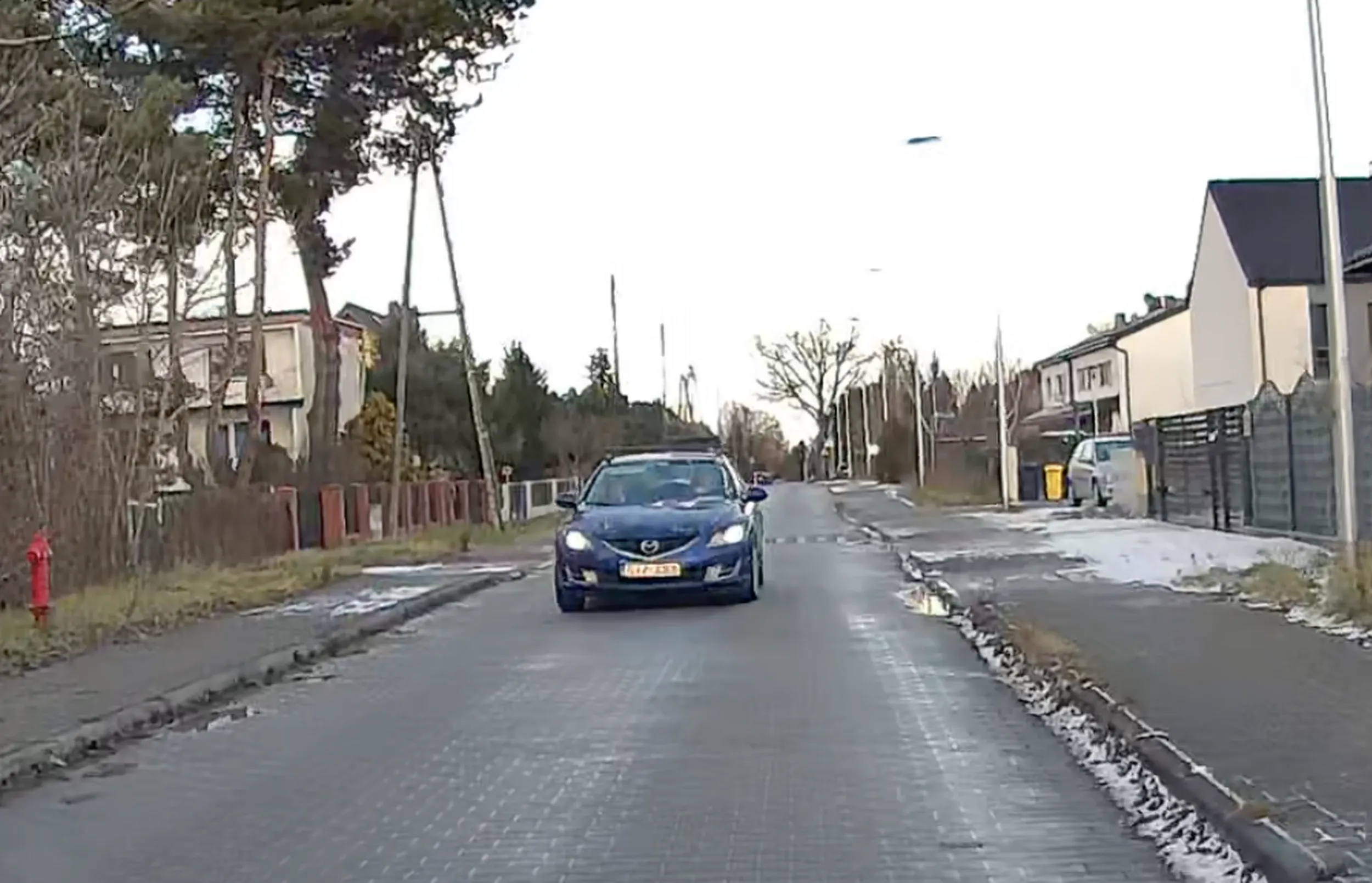 Uwaga, jedzie na czołówkę (gapi się w komórkę?), gdybym się nie zatrzymał i nie trąbił to by nie zauważyła i centralnie przywaliła.