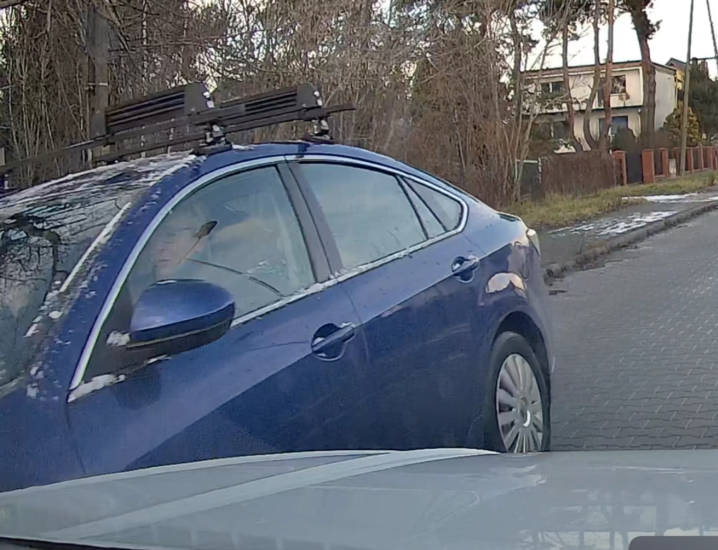 Uwaga, jedzie na czołówkę (gapi się w komórkę?), gdybym się nie zatrzymał i nie trąbił to by nie zauważyła i centralnie przywaliła.