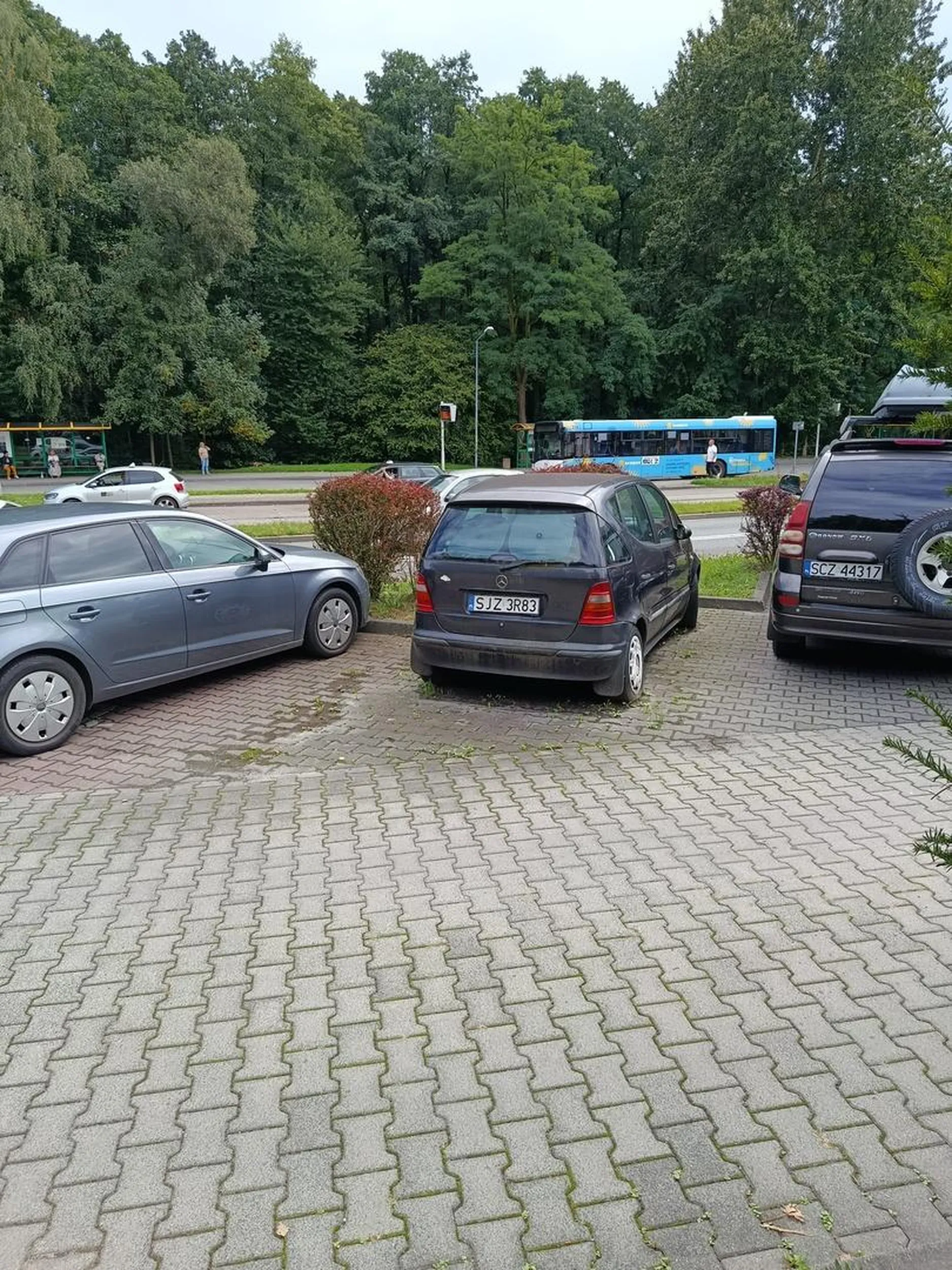 Mercedes Stoi bardzo długo w jednym miejscu blokuje m-ce parkingowe zna ktoś właściciela???