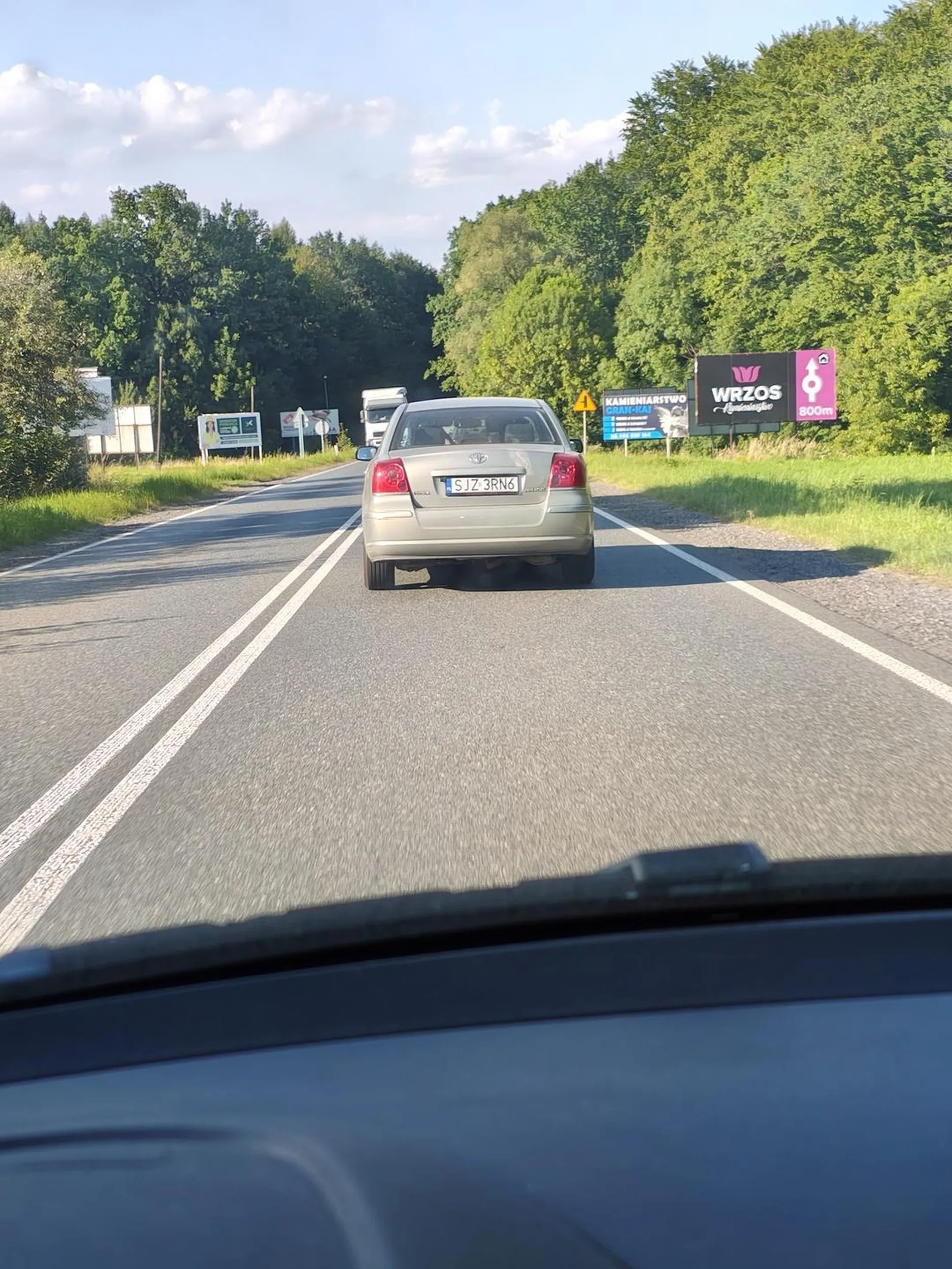 Wymuszenie pierwszeństwa na rondzie, gwałtowne zahamowania Uważajcie