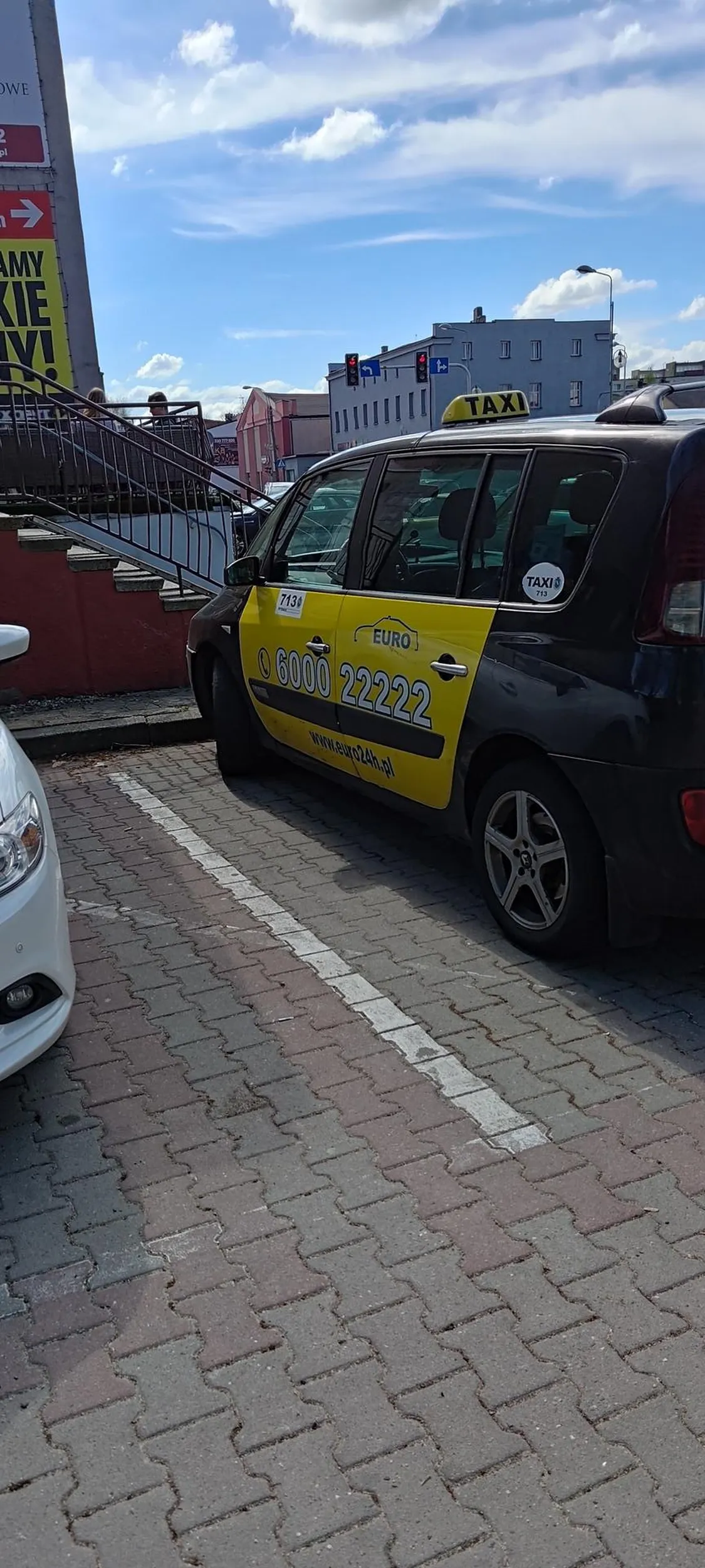 Kierowca kultura nie grzeszy. Ordynarne wyrzucanie niedopałków podczas postoju przez okno. Na zwrócona uwagę nie rozumie o co chodzi. Fajna reklama firmy taksówkarskiej. Typowy "złotówa".