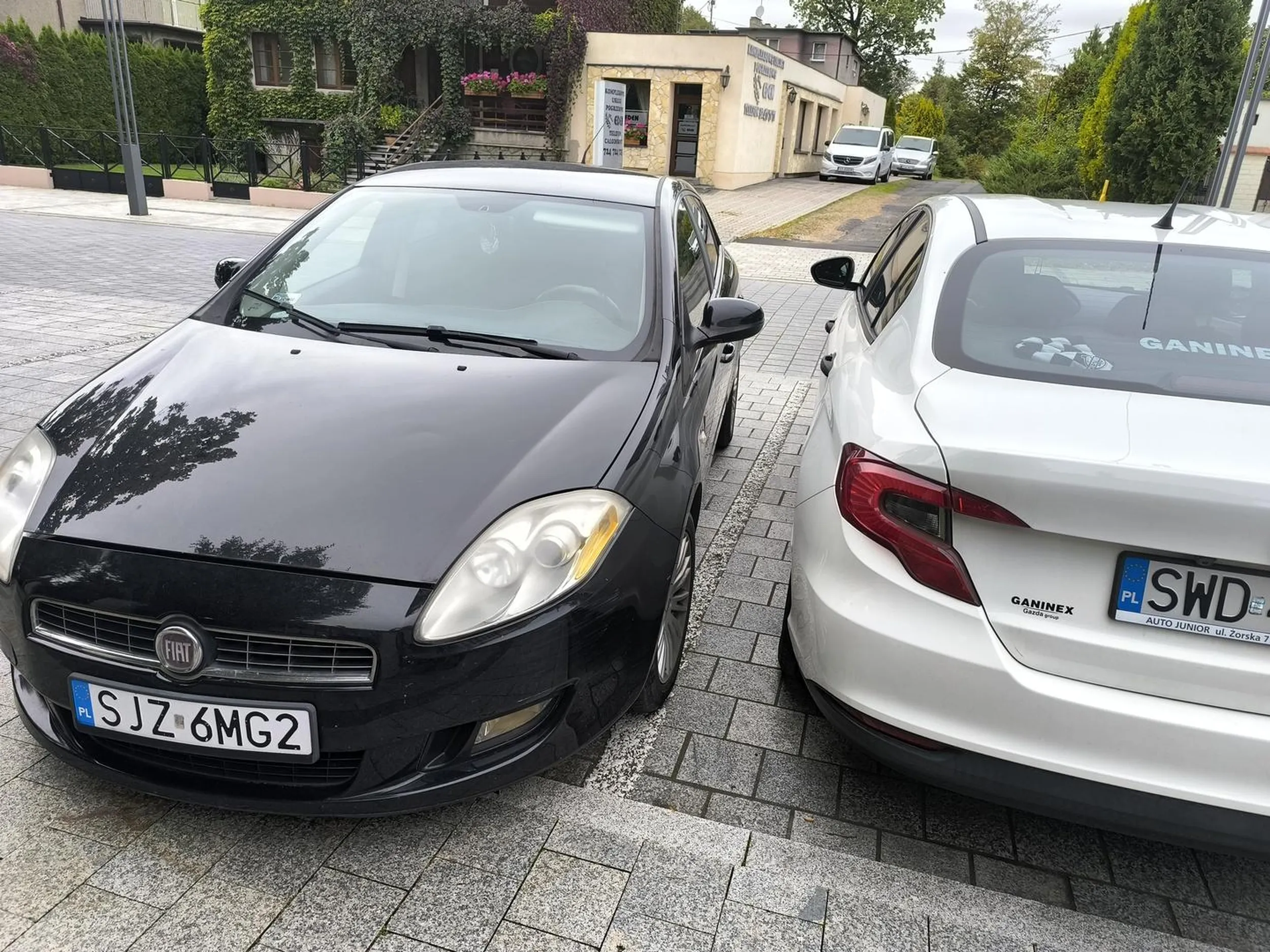 Podobno to ci na SWD jeździć i parkować nie potrafią, a tu proszę, cztery wolne miejsca więc "kierowca" postanowił stanąć drzwi w drzwi obok wcześniej zaparkowanego fiata..