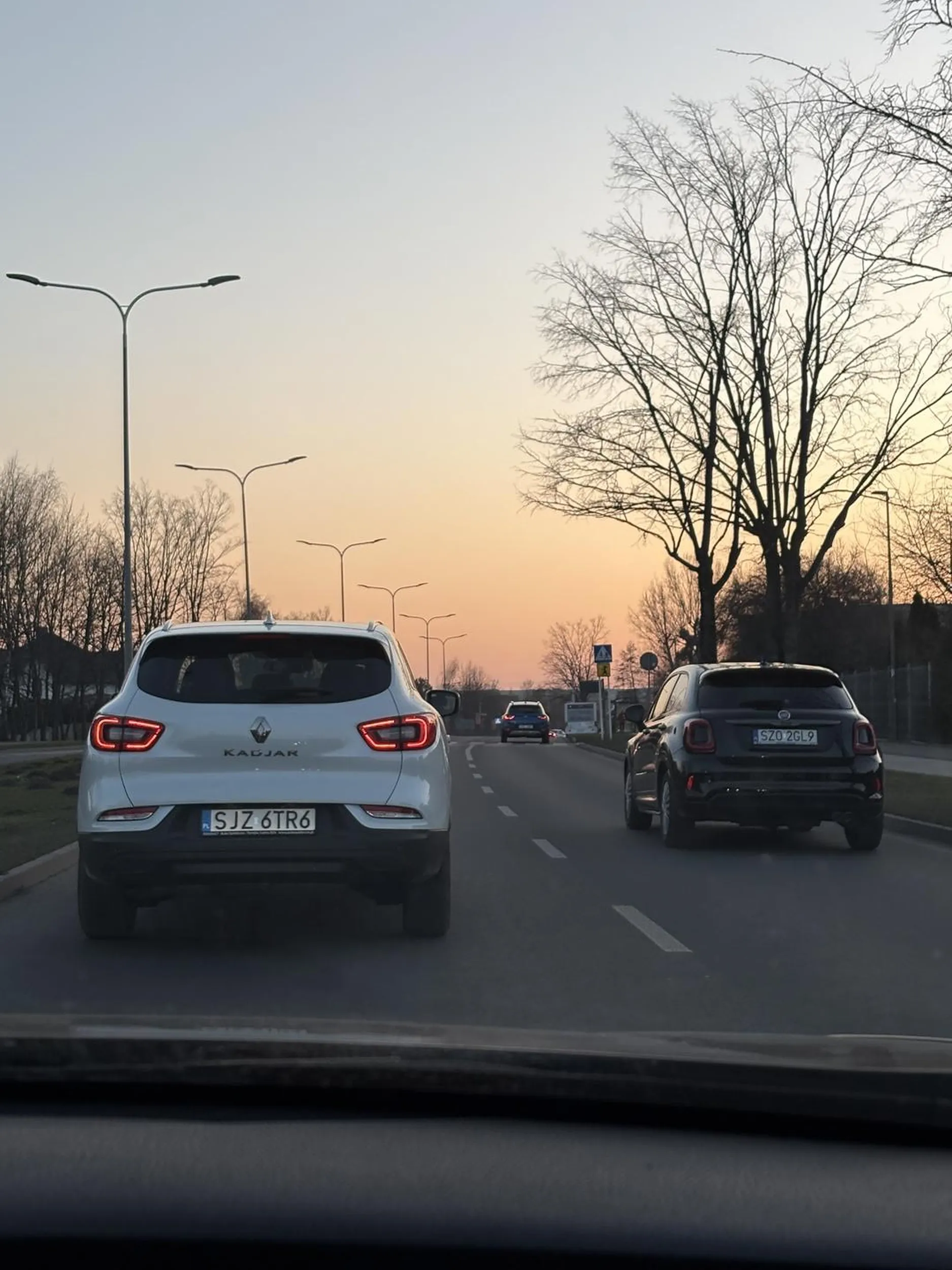 Typowy tępak ,,mistrz,, lewego pasa. Całe miasto pierdzieli się lewym pasem.