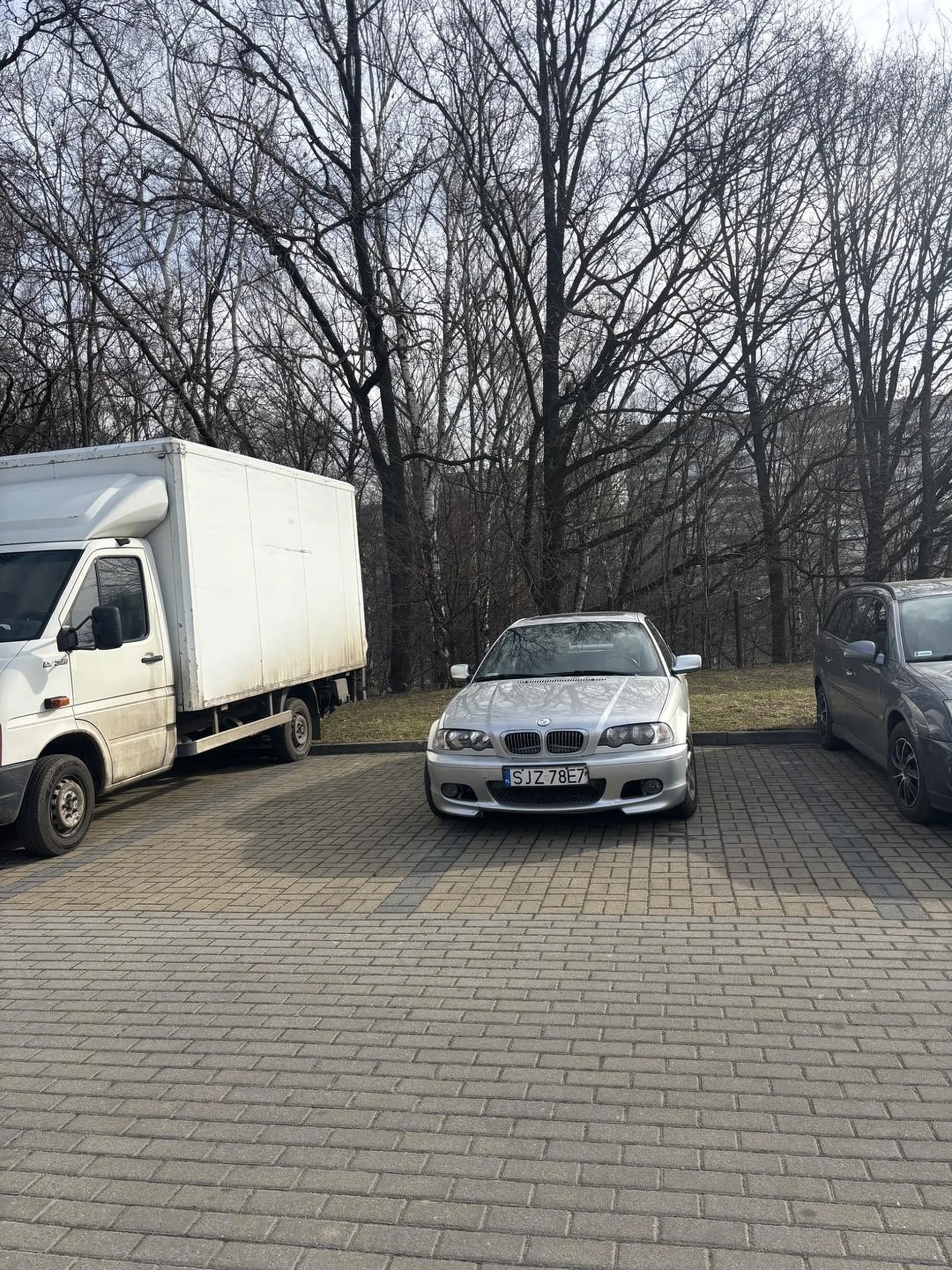pan z bloków obok staje na parkingu szkolnym zajmując 2 miejsca bez pozdrowień naucz się parkować i rób to w wyznaczonych dla siebie miejscach
