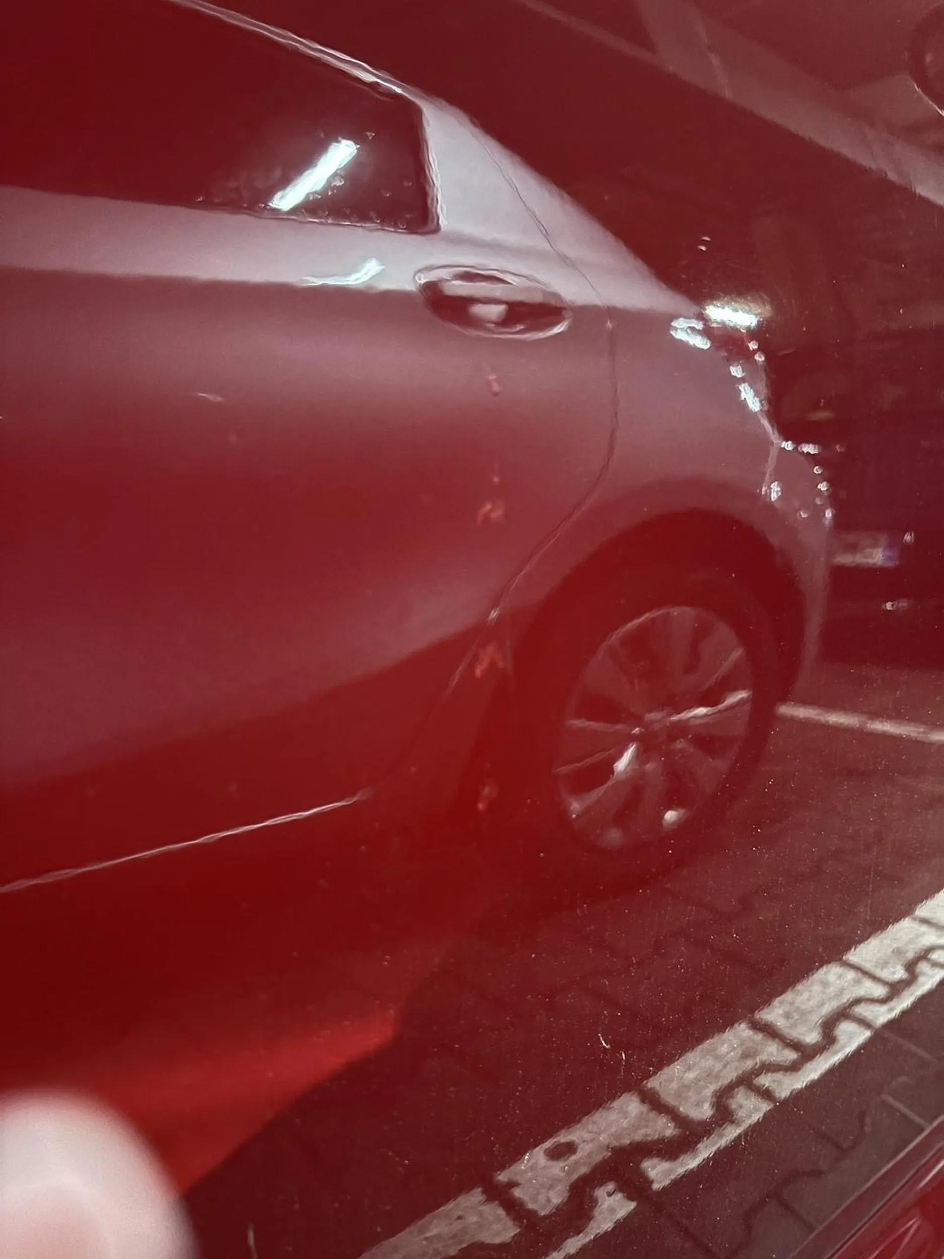 Naucz się parkować  i uważaj na inne auta blondynko