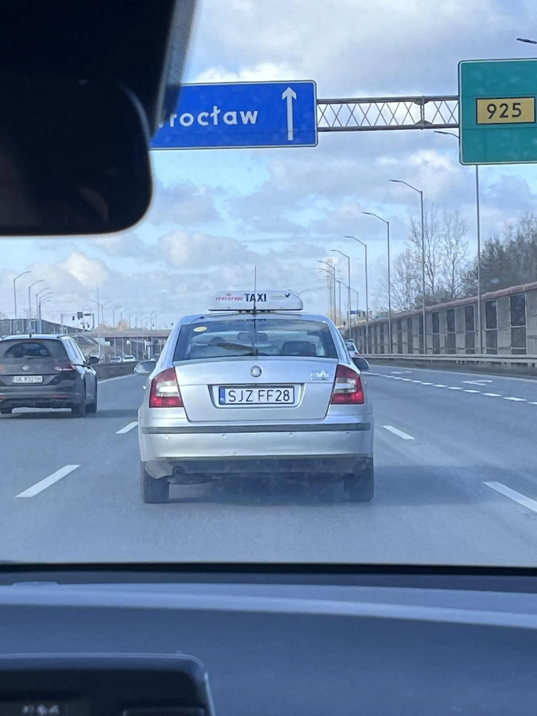 Pan nie ma pojęcia do czego służą kierunkowskazy zmieniając pas na autostradzie bez grama zawahania i sygnalizacji świetlnej …
