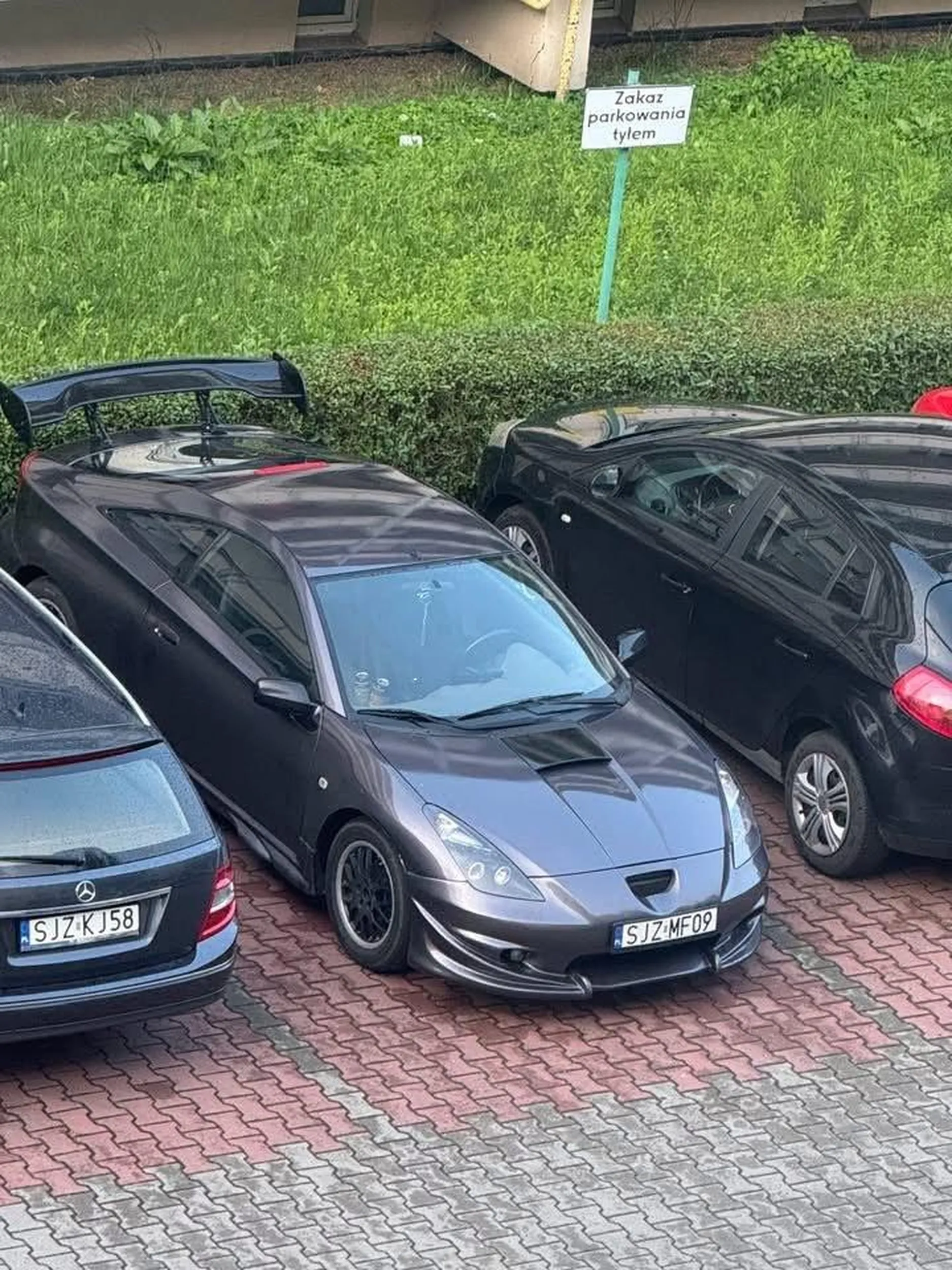 Młody  użytkowniku tego oto Japońskiego wynalazku, za każdym razem gdy parkujesz musisz pokazać jak furczy Ci ten wydech, przy tym irtytujac ludzi na całym osiedlu i dodatkowo stając dupą do balkonów gdzie jest jasno widoczny znak zakazu parkowania tyłem do budynku Rozumiem raz ale za każdym razem robisz rumor i to samo, jak auto Ci już nie podjeżdża bez dodawania gazu to może pora na wymianę sprzęgła.