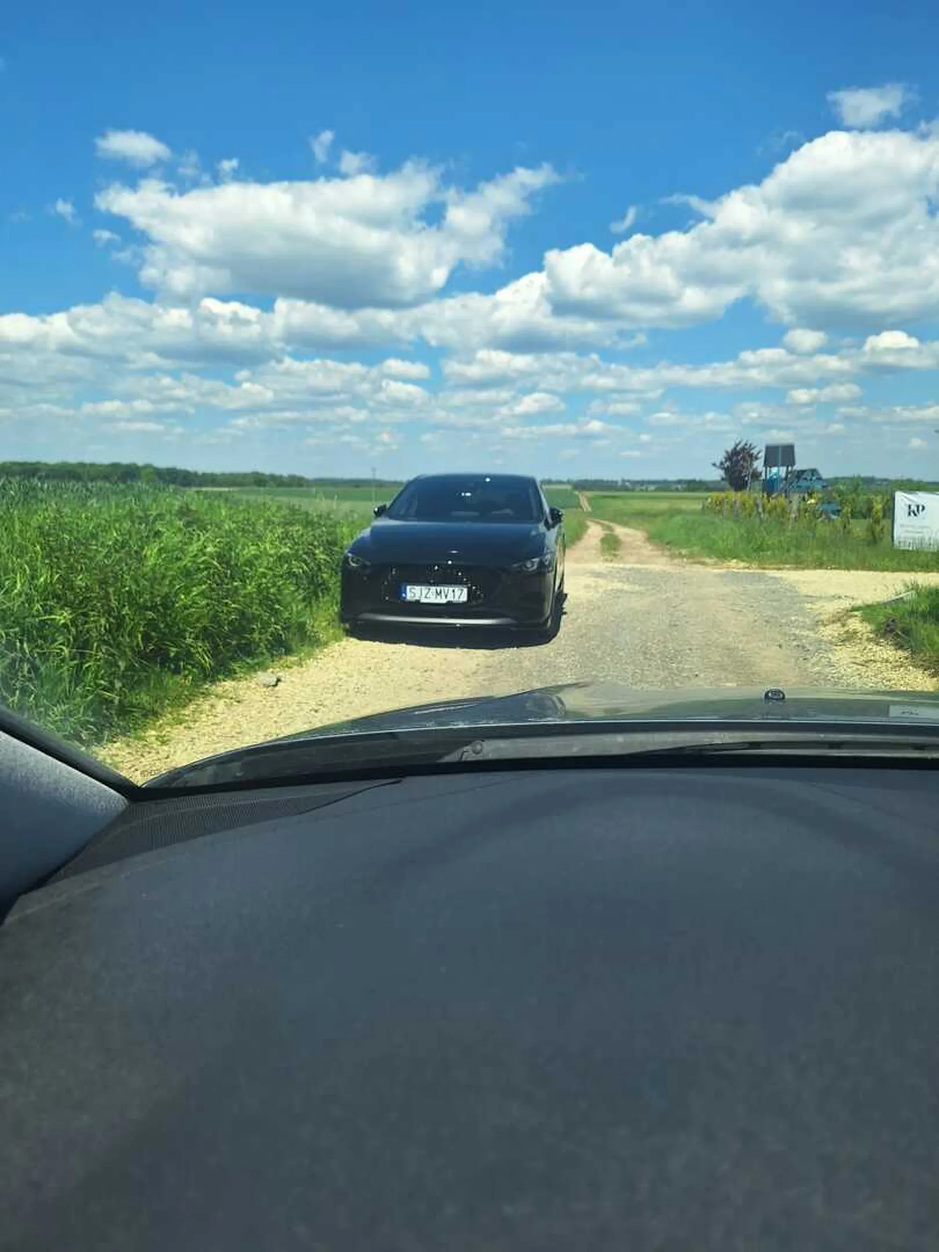 Wstretnybsaomolug parkuje zastawiając drogę nie myśli o innych. Żal takich ludzi.
