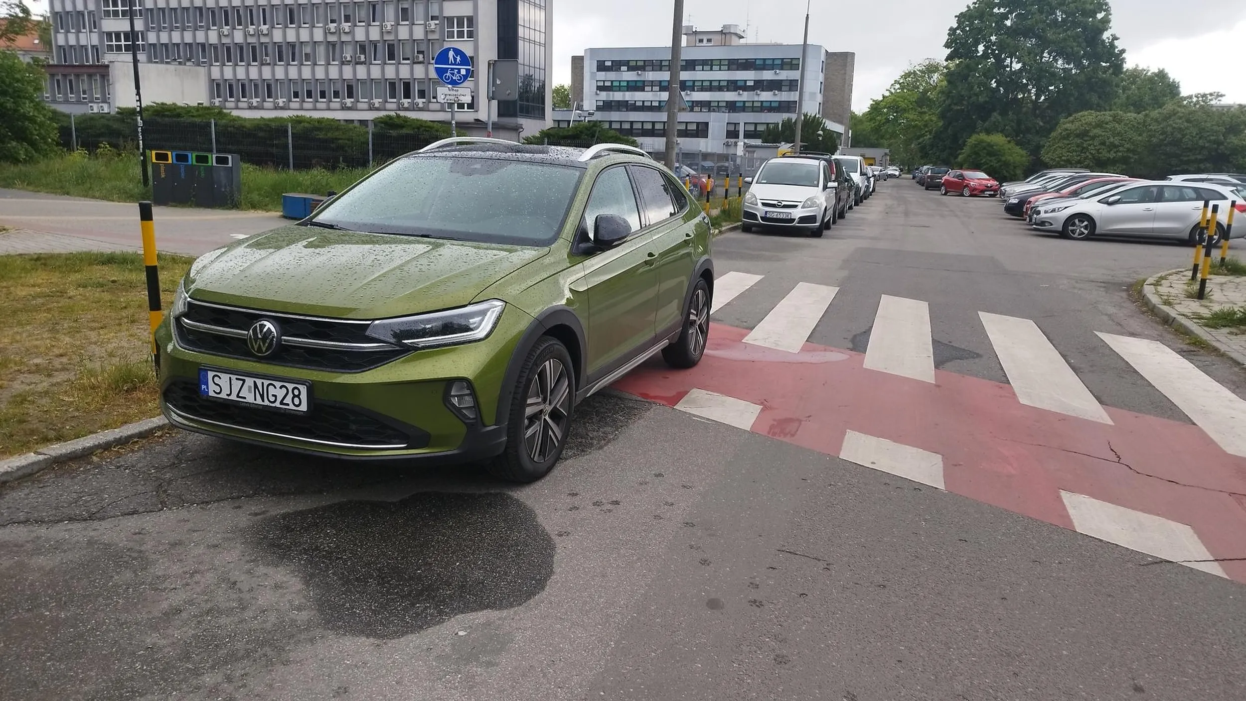Menda parkuje w Gliwicach na przejeździe rowerowym/przejściu dla pieszych.