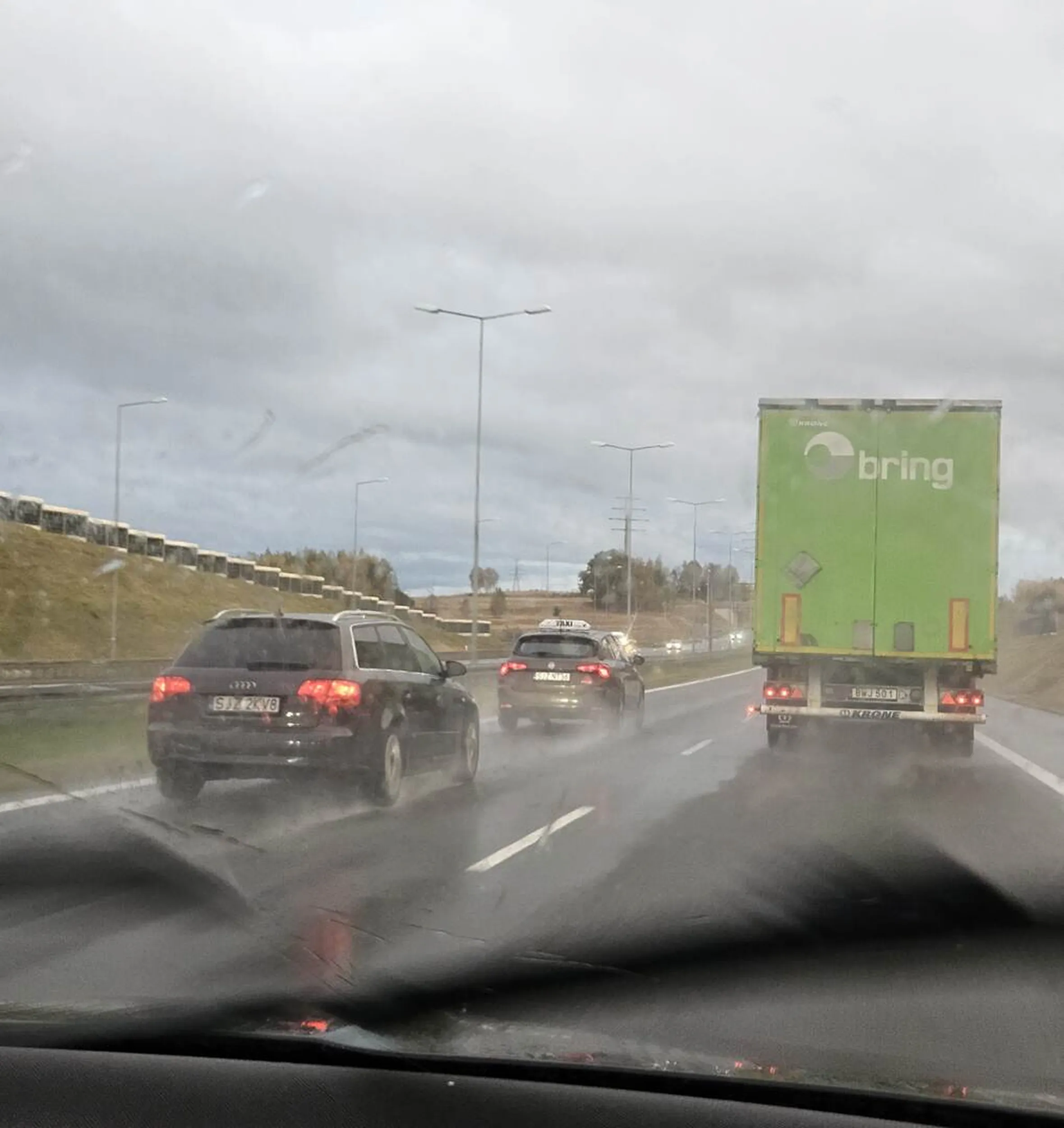 Pan w taksówce blokuje lewy pas jeżdżąc obok tira na odcinku 6 kilometrów