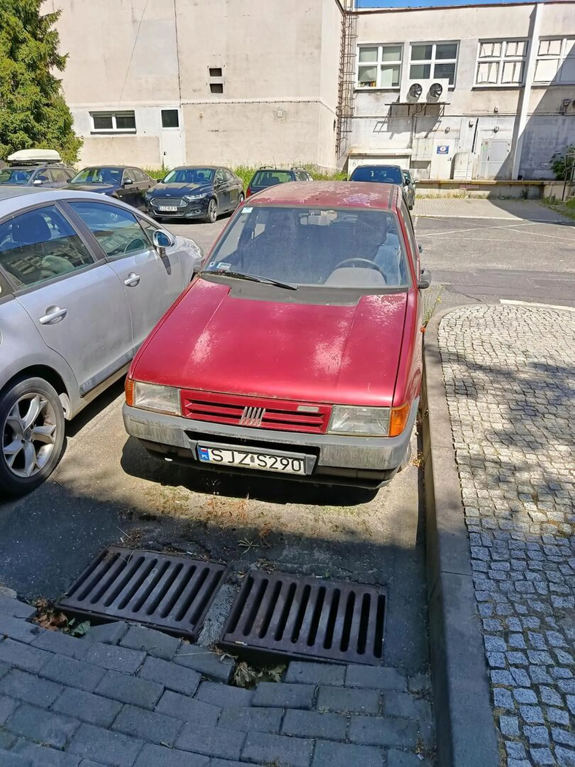 Od lat fiacik blokuje miejsce parkingowe. Zna ktoś właściciela??? Mech zaczyna się nim interesować.. J-bie Wrzosowa 2-12.