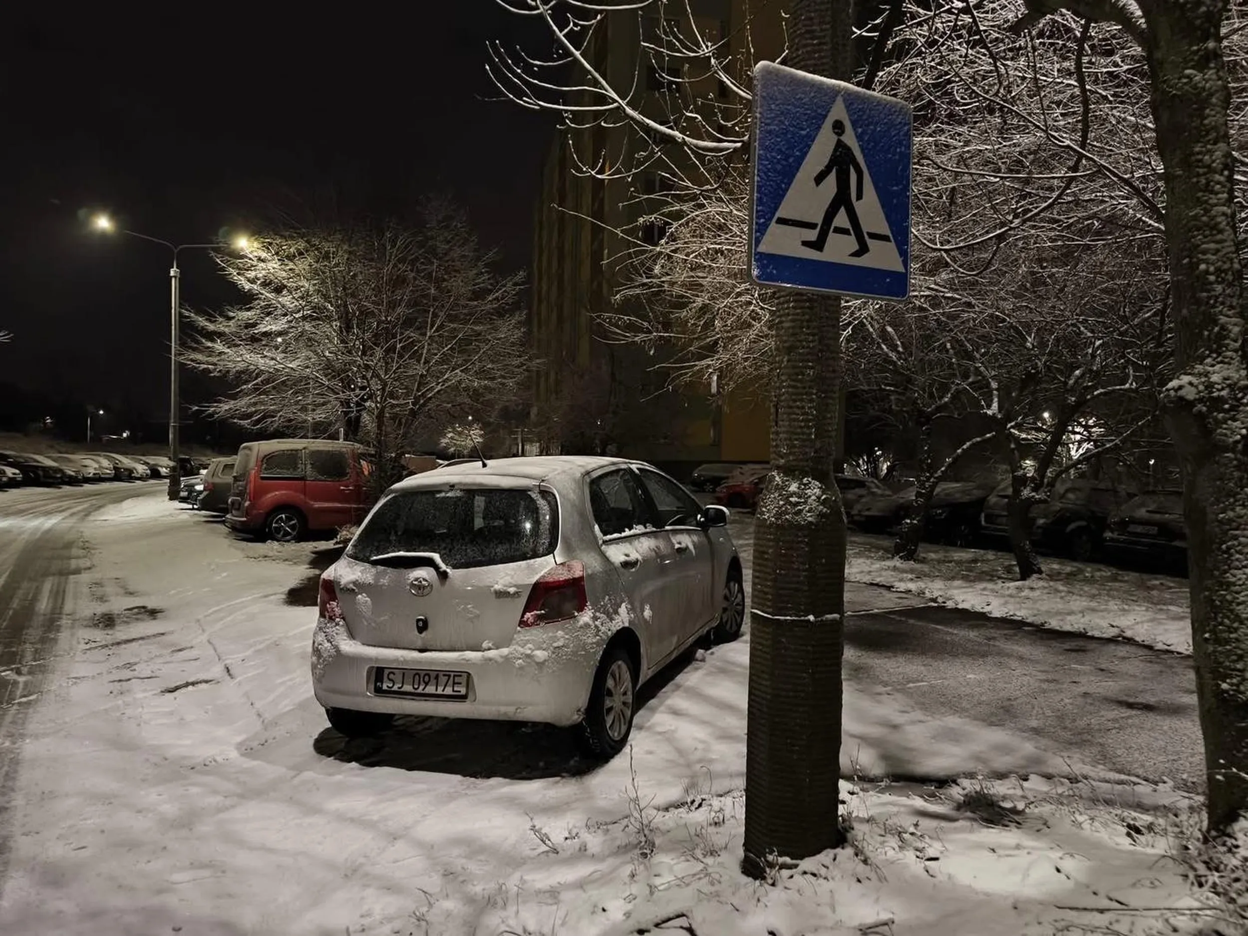 D€bil do kwadratu, parkuje na przejściu dla pieszych. Sprawa zgłoszona na policję. Zdjęcia wysłane. Poprostu regularny cwok