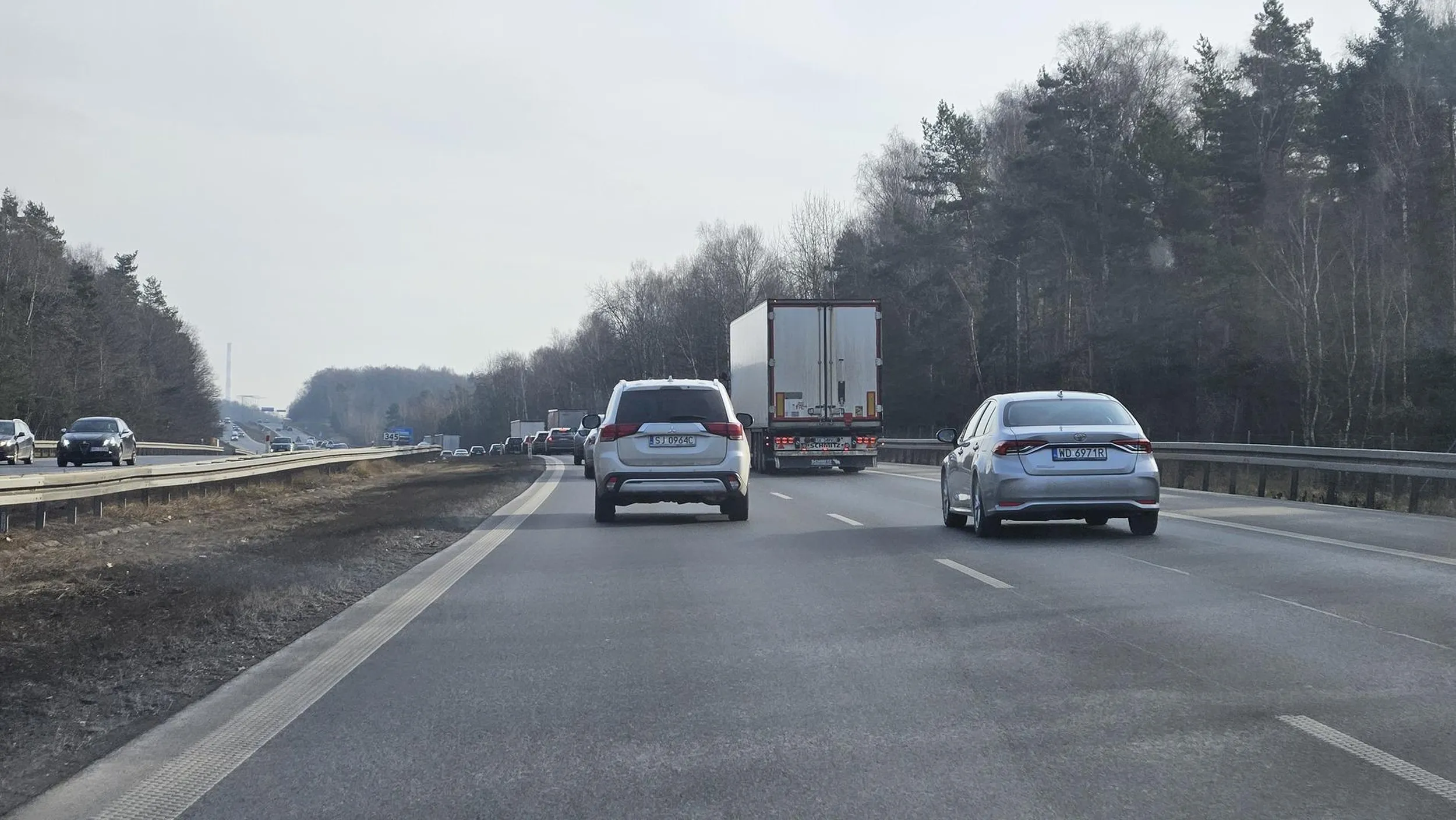 Kierowca srebrnego suwa mitsubishi to wariat. Na autostradzie dojeżdża do samochodu i siedzi 1m od zderzaka. Pomimo tego że ruch na drodze jest taki że nie da się i tak nic wyprzedzić. Powinni zabierać takim prawo jazdy.