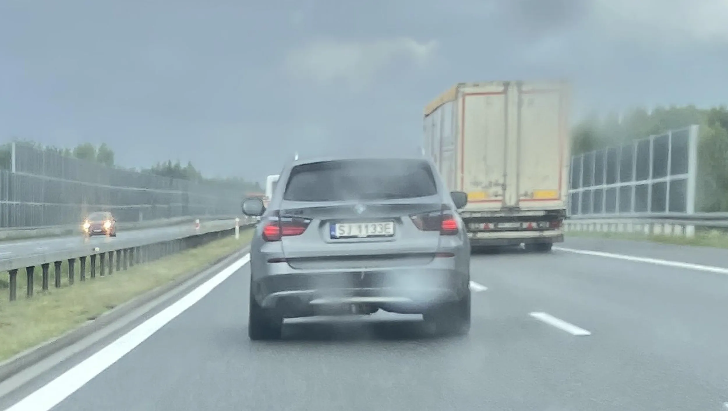 31 lipca 2025, autostrada A4 w stronę Tarnowa. Przez kilkanaście kilometrów jechał lewym pasem z prędkością 130 km/h. Dopiero gdy jakaś Skoda postanowiła go wyprzedzić z prawej strony, zaczął gwałtownie przyśpieszać. "Niestety" zabrakło mu mocy..