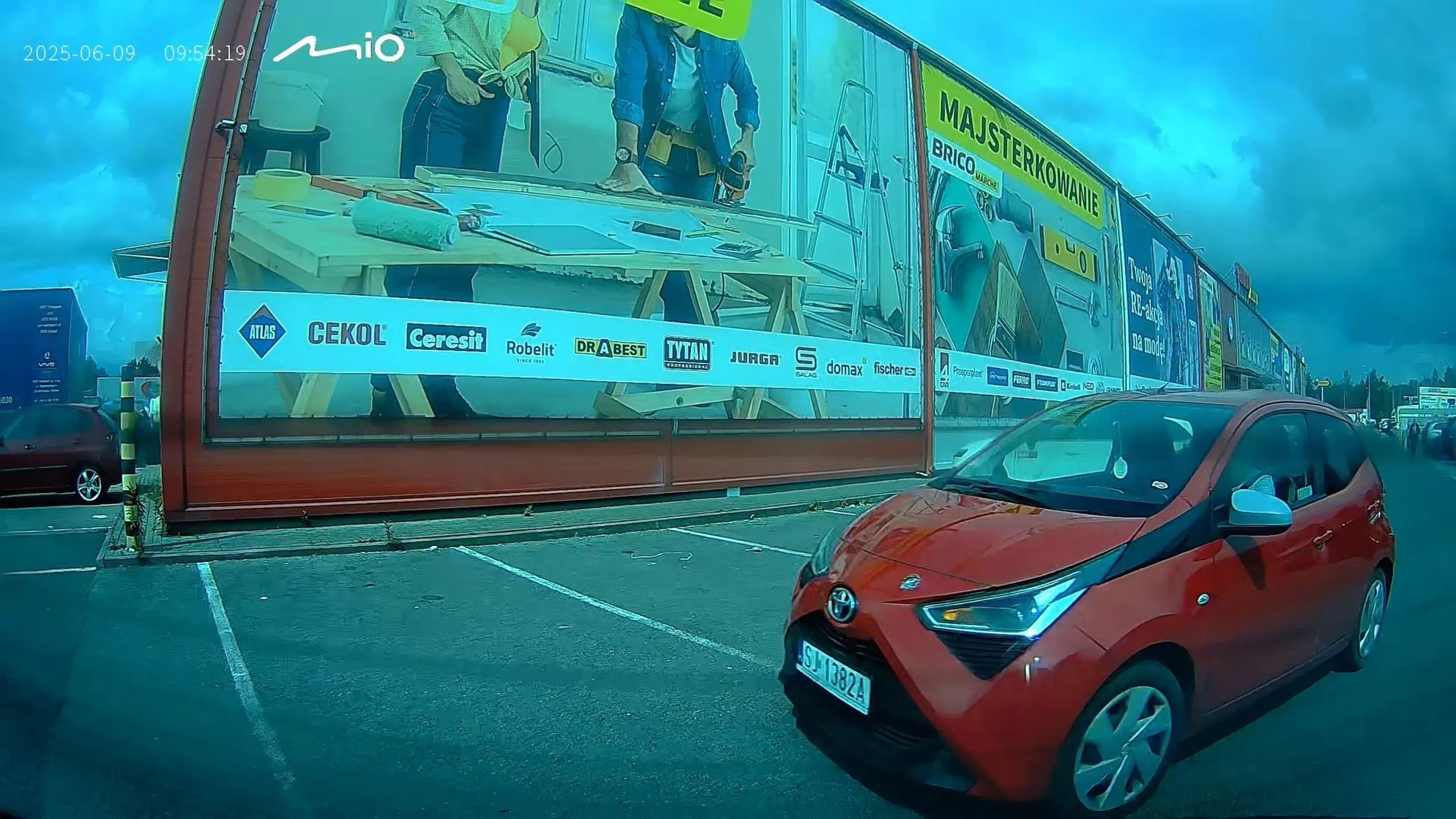 Należy zachować ostrożność w stosunku do tego kierowcy. Niebezpieczne zachowanie polegające na wjeżdżaniu za cofający pojazd, ignorując tym samym zasady bezpieczeństwa ruchu drogowego.