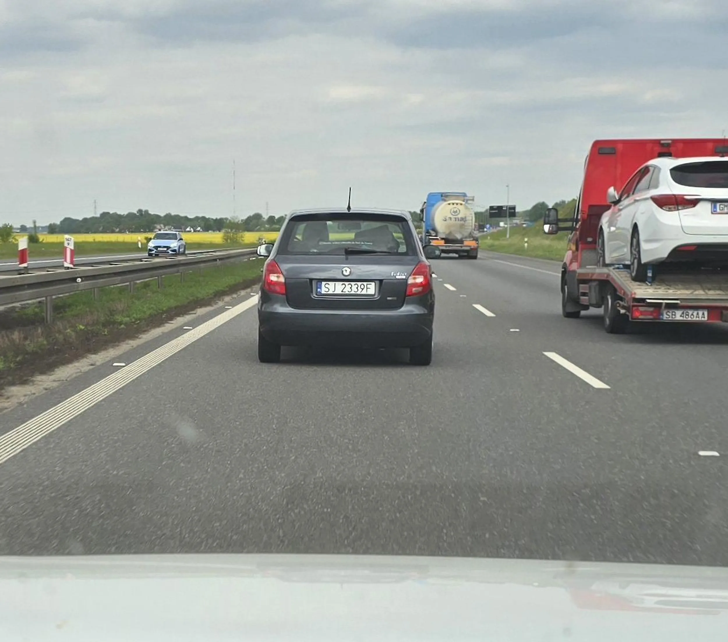 Uwaga. Próbował doprowadzić do kolizji drogowej na autostradzie hamując z premedytacją przed kierowcą (na lewym pasie). Po nie udanej próbie pokazał facka. Odpuścił Kiedy włączona została komórka I zaczeto nagrywać jego poczynania