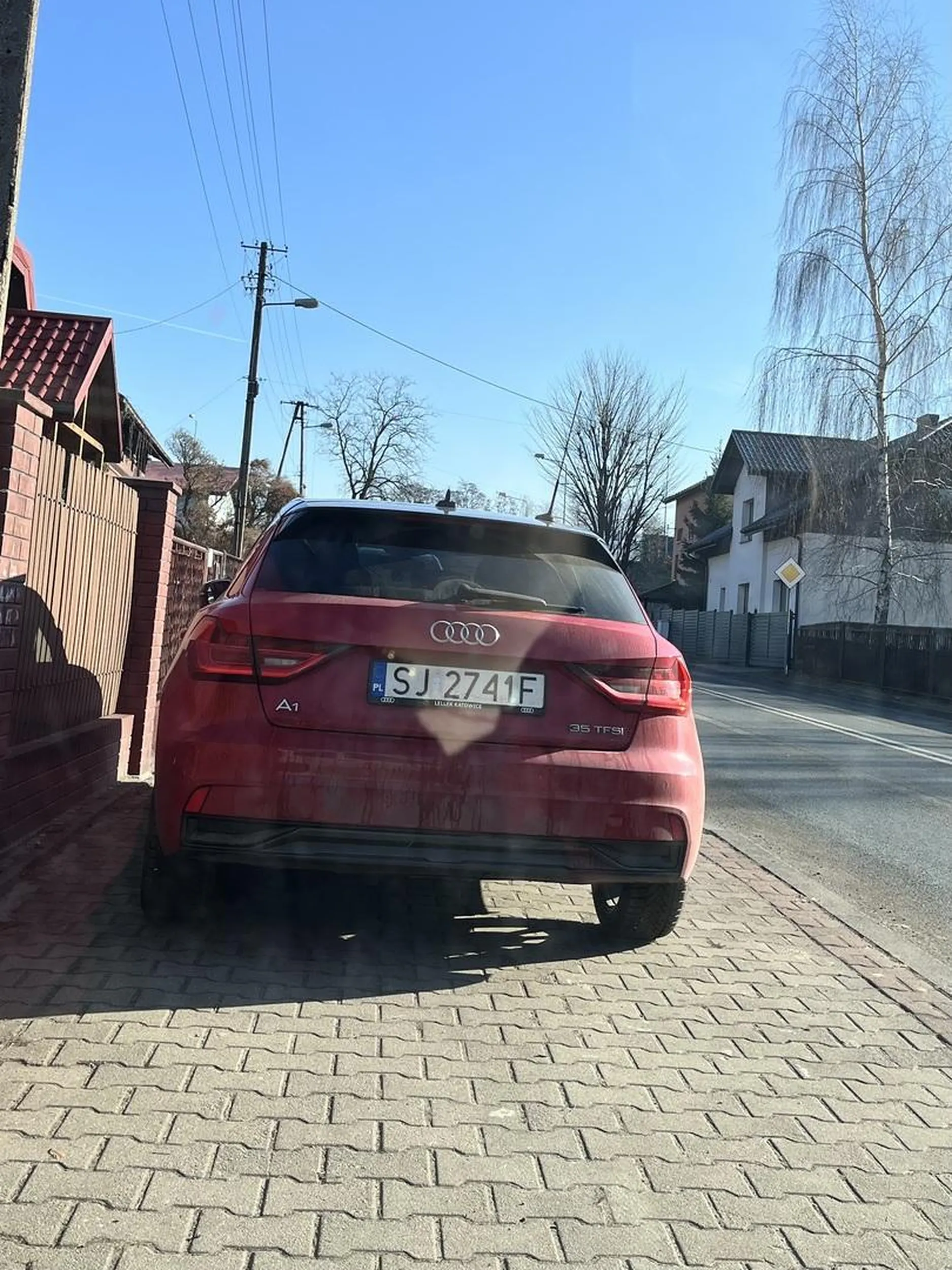 Samochód został zaparkowany w taki sposób, że zagradza cały chodnik i utrudnia widoczność ulicy