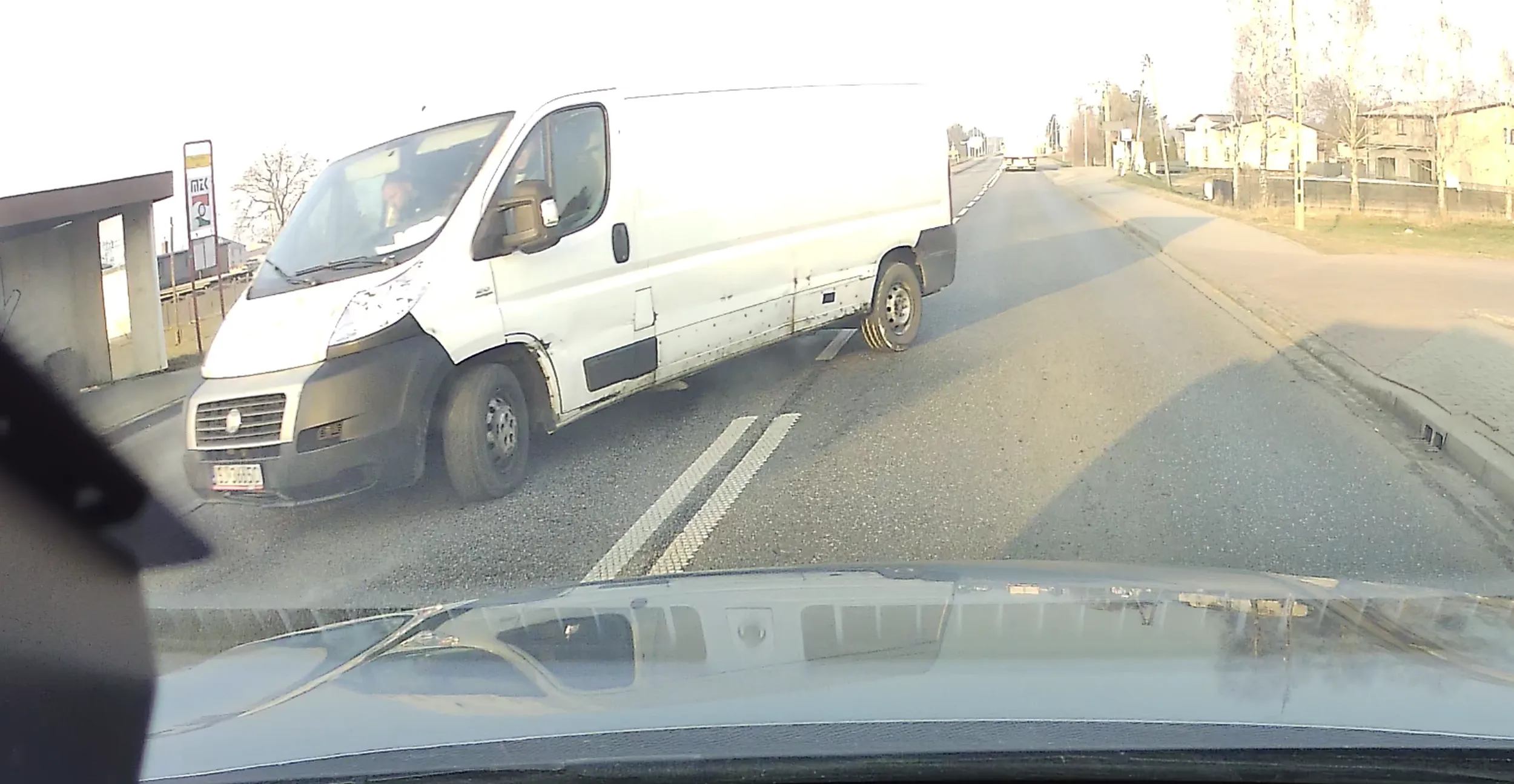 Wymusza pierwszeństwo a następnie chce się bić. Agresywny