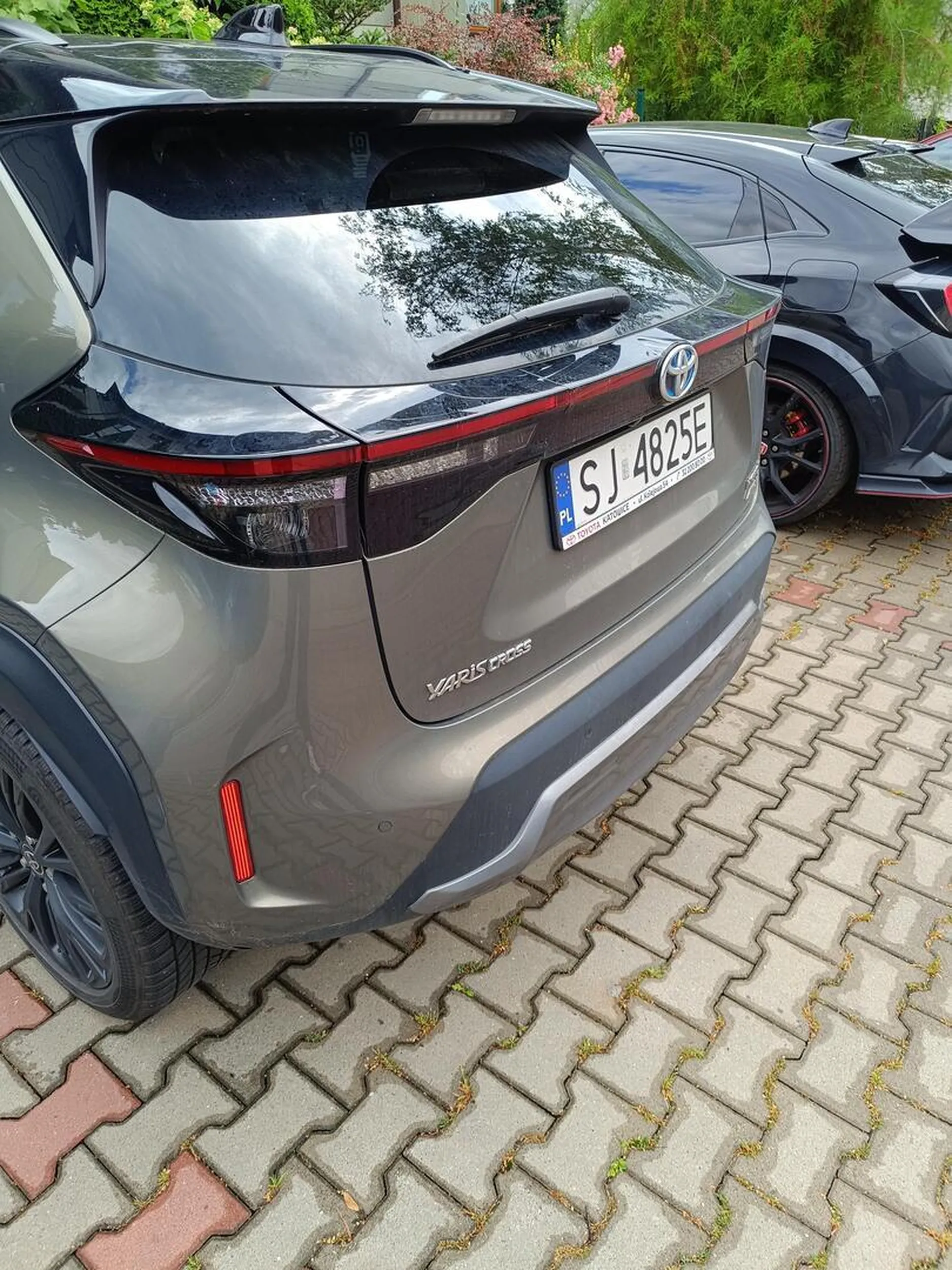 Kobieta reaguje agresywnie na otwarte drzwi w samochodzie na parkingu, wymieniałem filtr kabinowy, po chwili rozmowy popycha, była z matką i jakimś mężczyzną