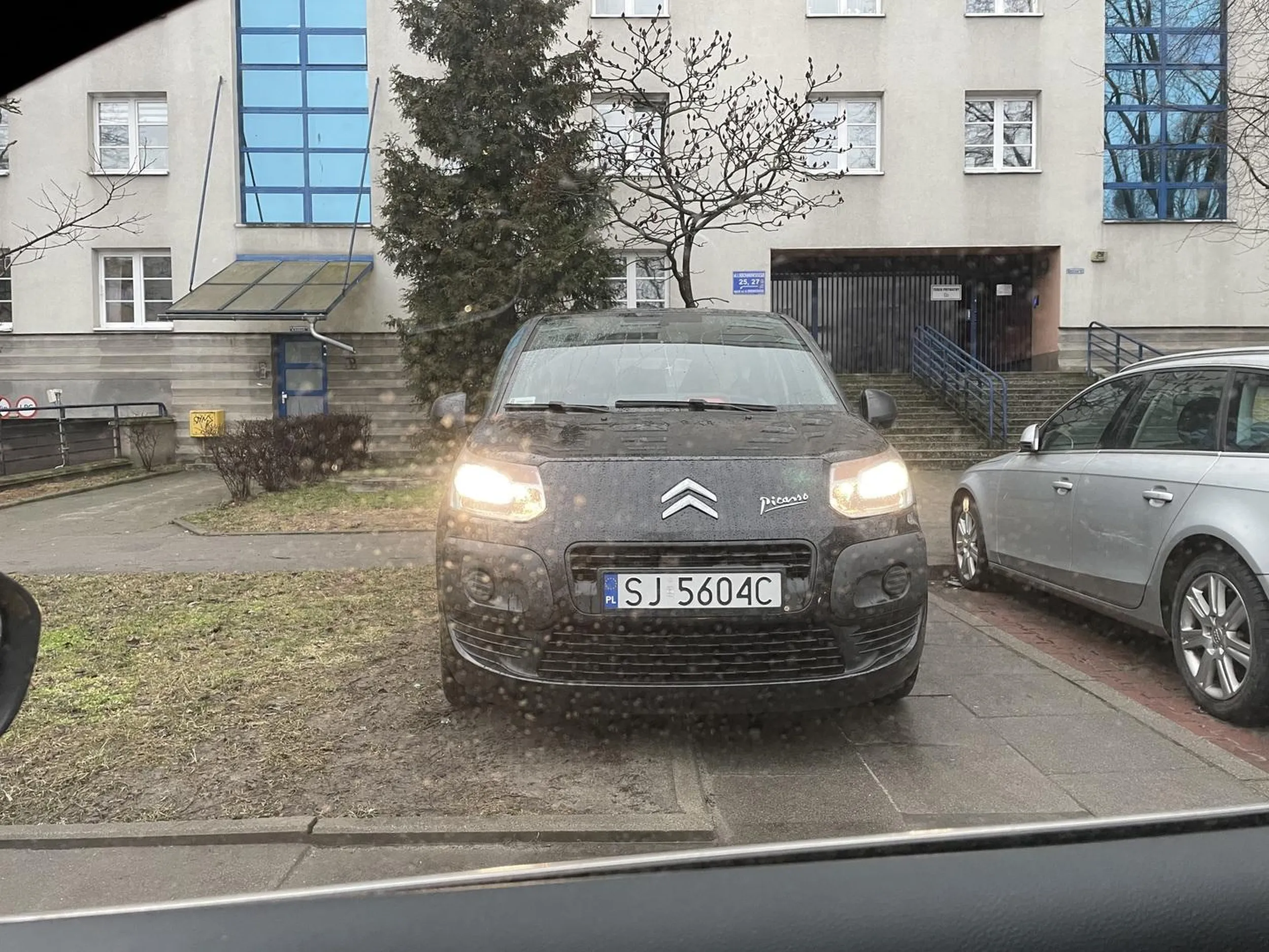Na Bielanach w Warszawie mamy rozum, potrafimy myśleć i nie parkujemy jak na wsi. Trawnik nie jest miejscem do parkowania auta. Pan nie zrozumiał o co mi chodzi…