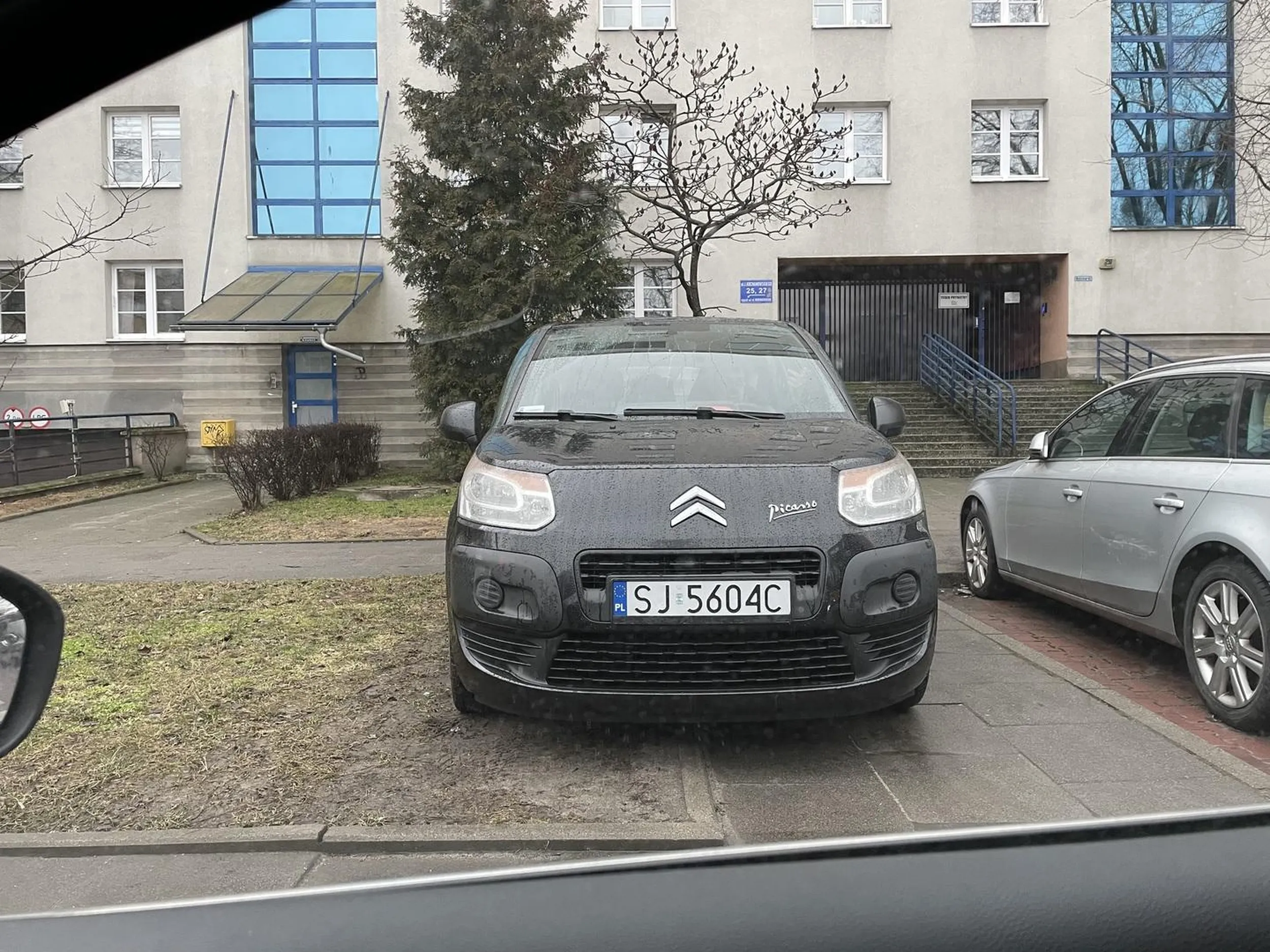 Na Bielanach w Warszawie mamy rozum, potrafimy myśleć i nie parkujemy jak na wsi. Trawnik nie jest miejscem do parkowania auta. Pan nie zrozumiał o co mi chodzi…