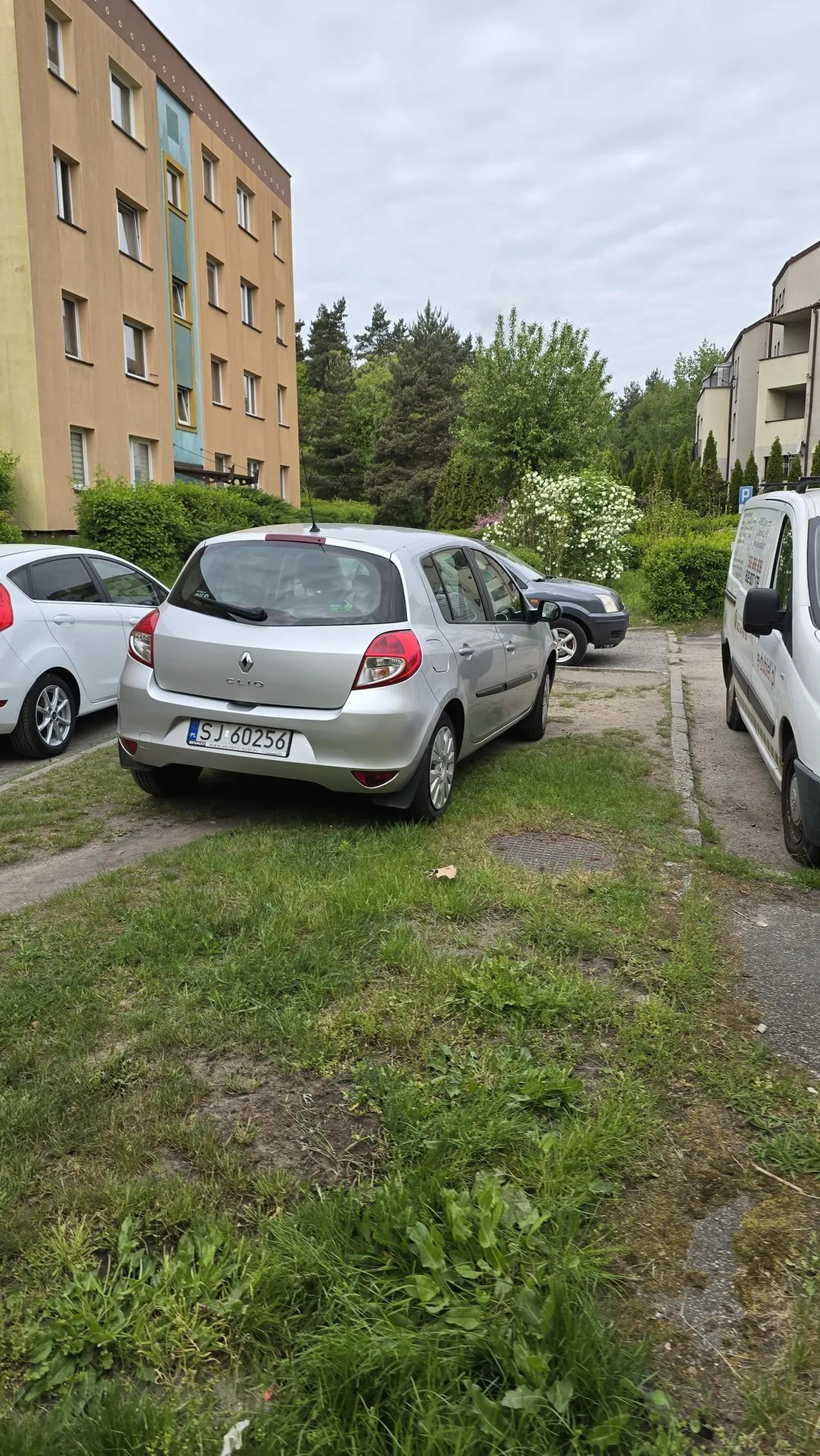Tragiczny kierowca, notorycznie zajmuje dwa miejsca parkingowe. Blokuje innych kierujących.