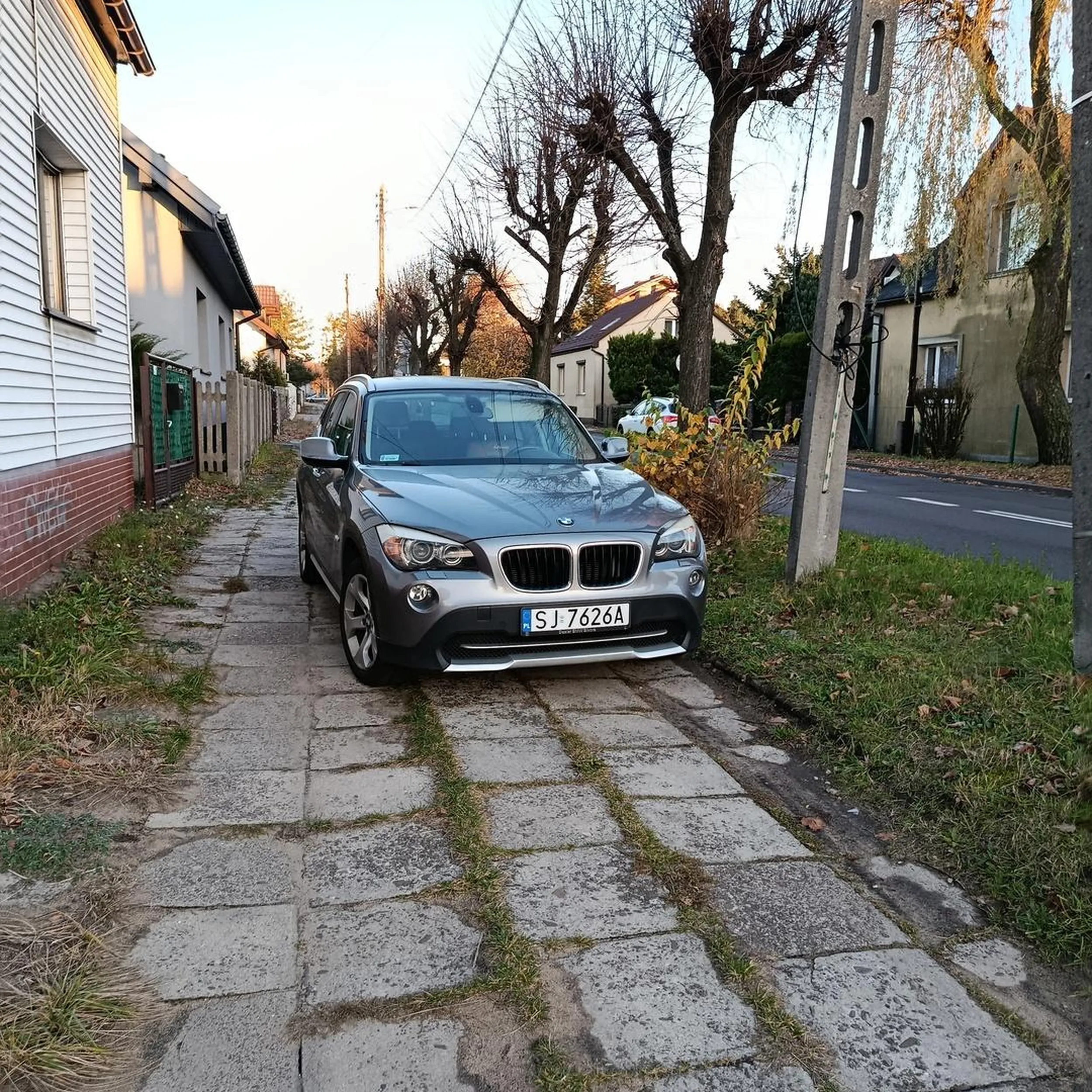 Prakuj dalej na chodniku a na Straż Miejską zadzwonię.