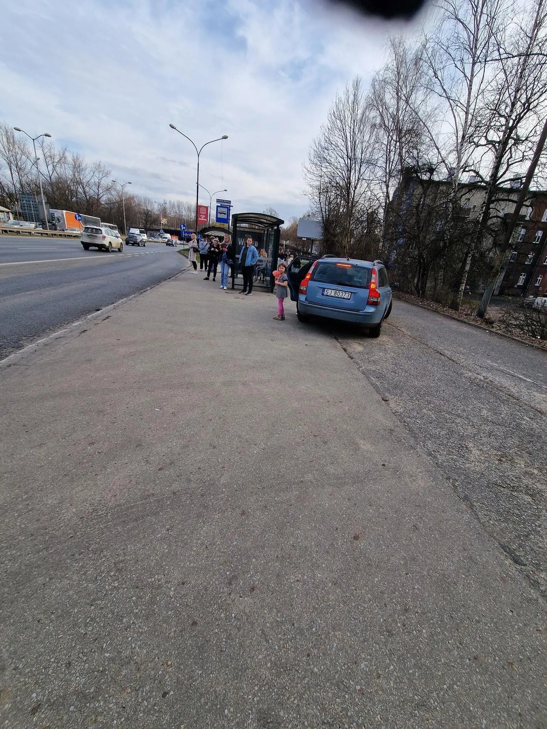 Chłop sobie wjechał z zatoki na chodnik jak niby nic, szczyt buractwa.