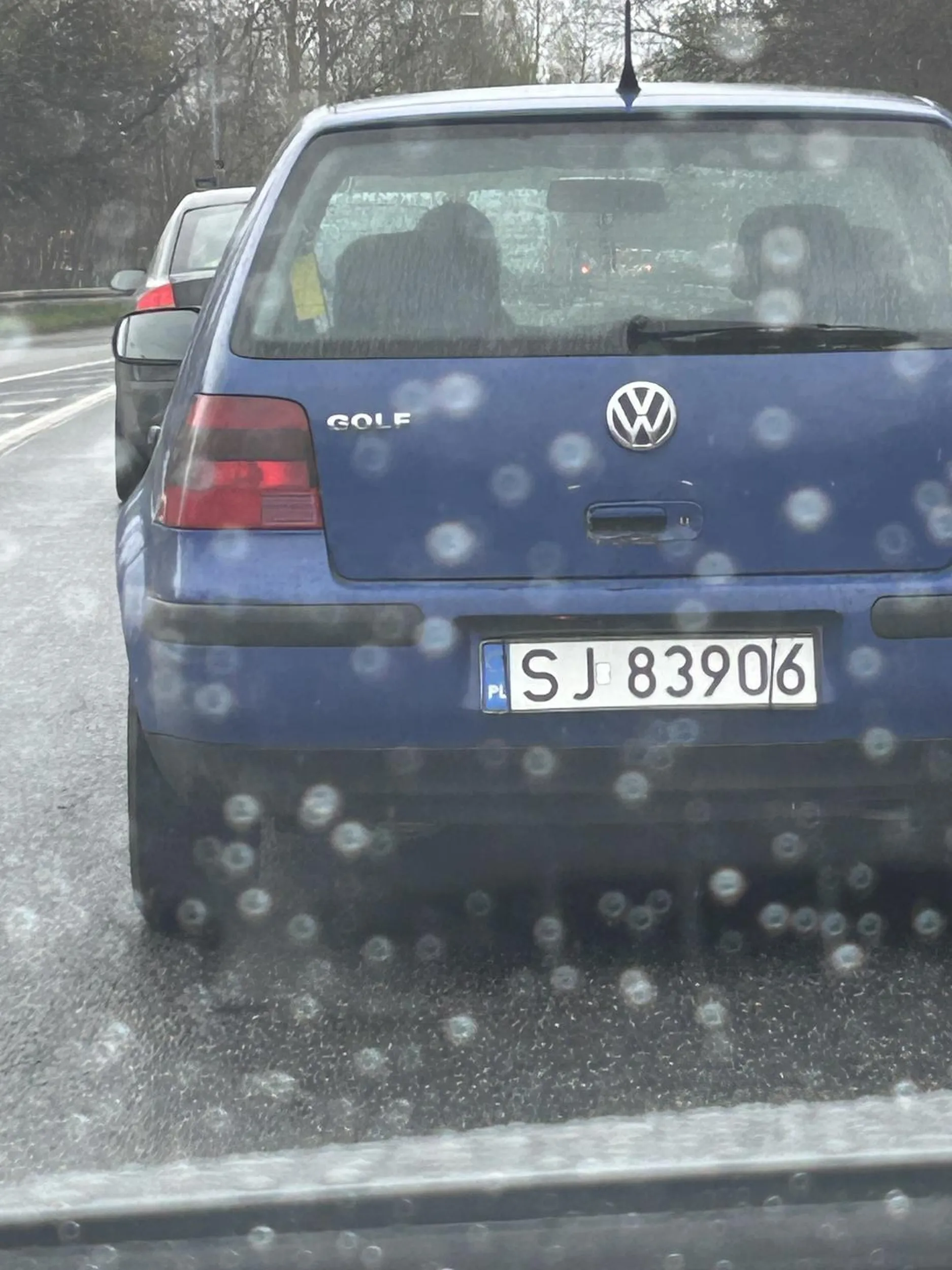 Kierowca to stary cham, prostak…