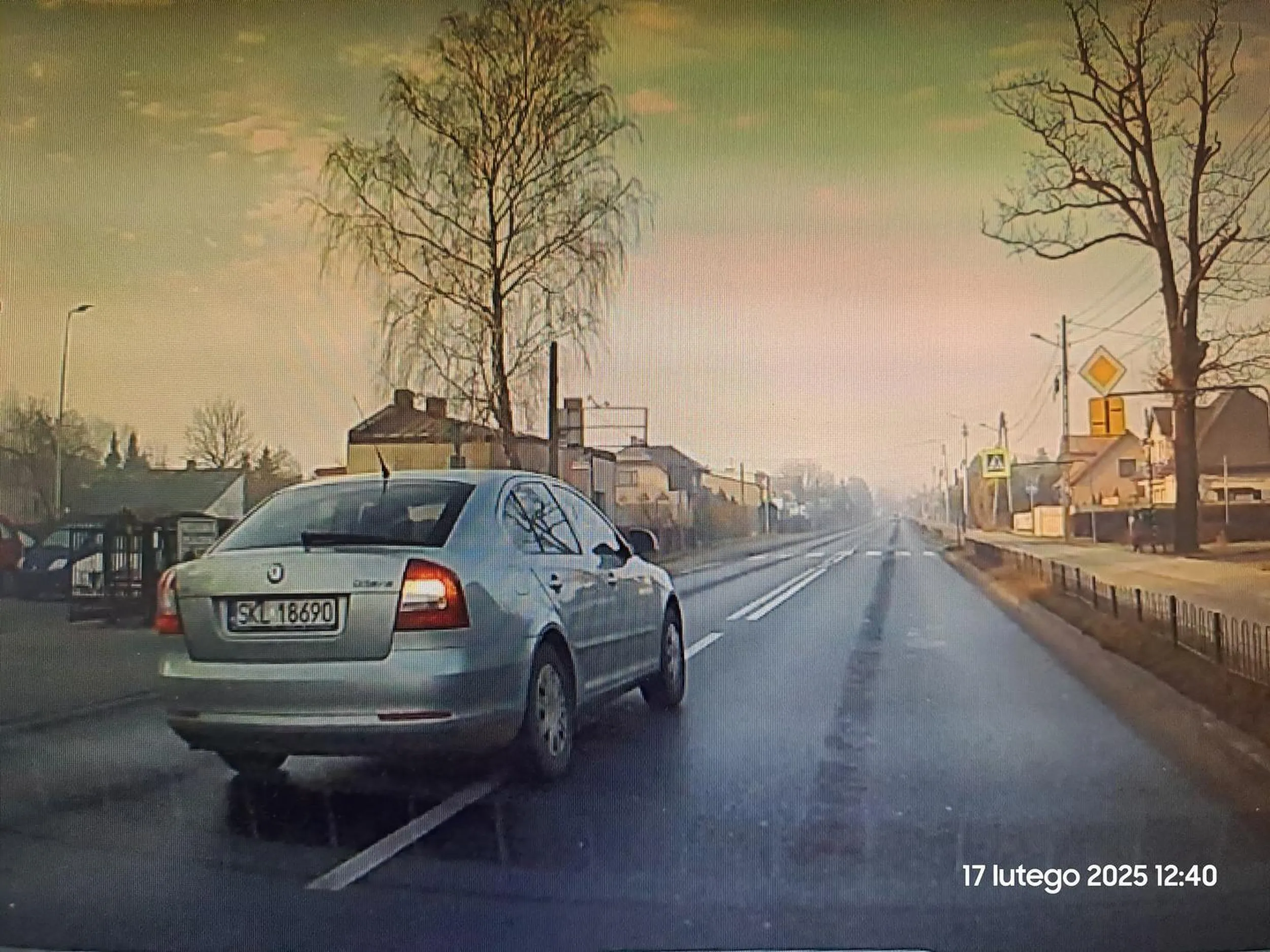 Wyprzedzanie tuż przed przejściem jest jednym z najpoważniejszych wykroczeń. Kiedys kogoś zabijesz. Mogłeś spokojnie wyprzedzić wcześniej lub później. Jakim trzeba być tępym ujem, żeby tak robić?