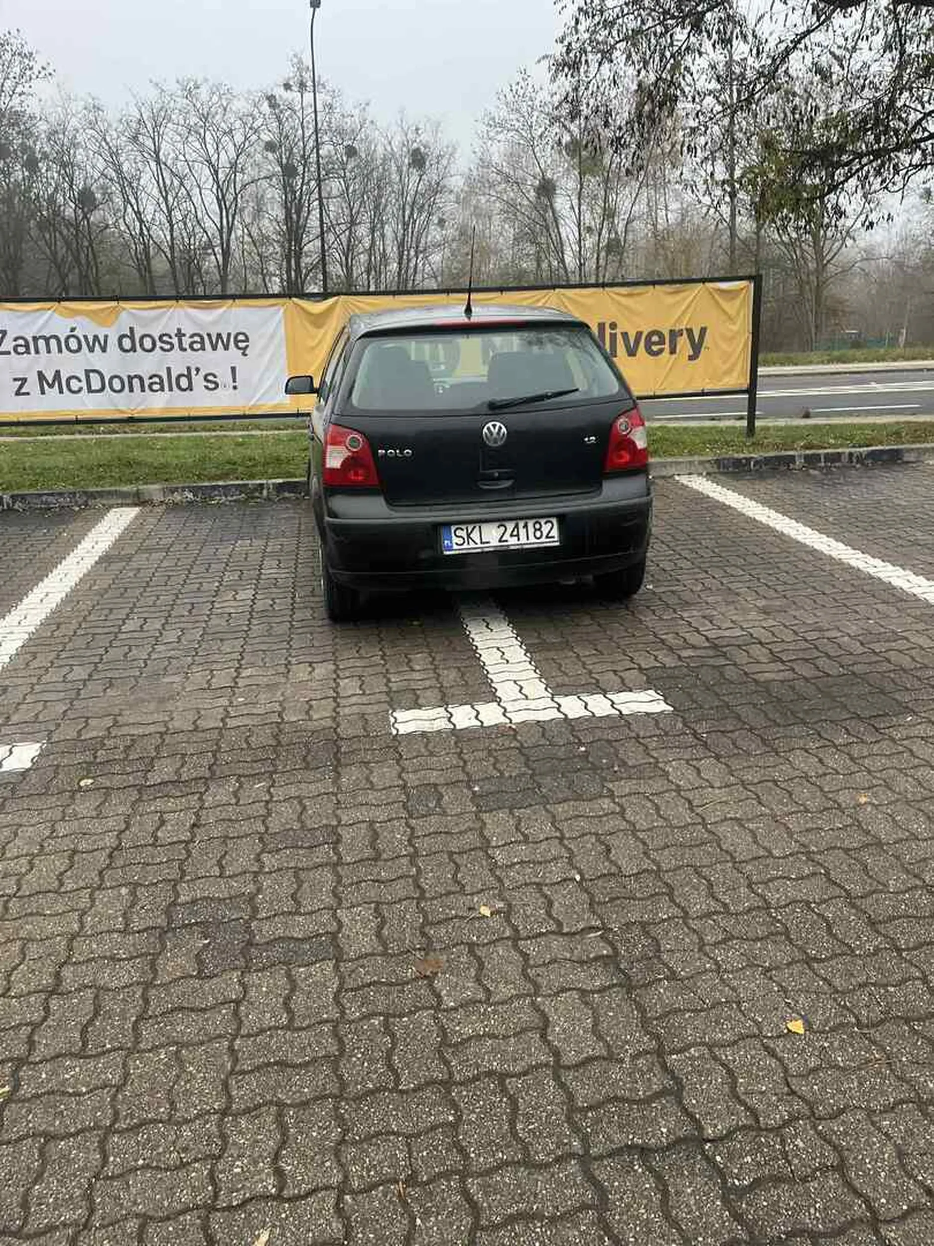Kierowca parkuje swojego Szrota na 2 miejsca dla normalnych aut