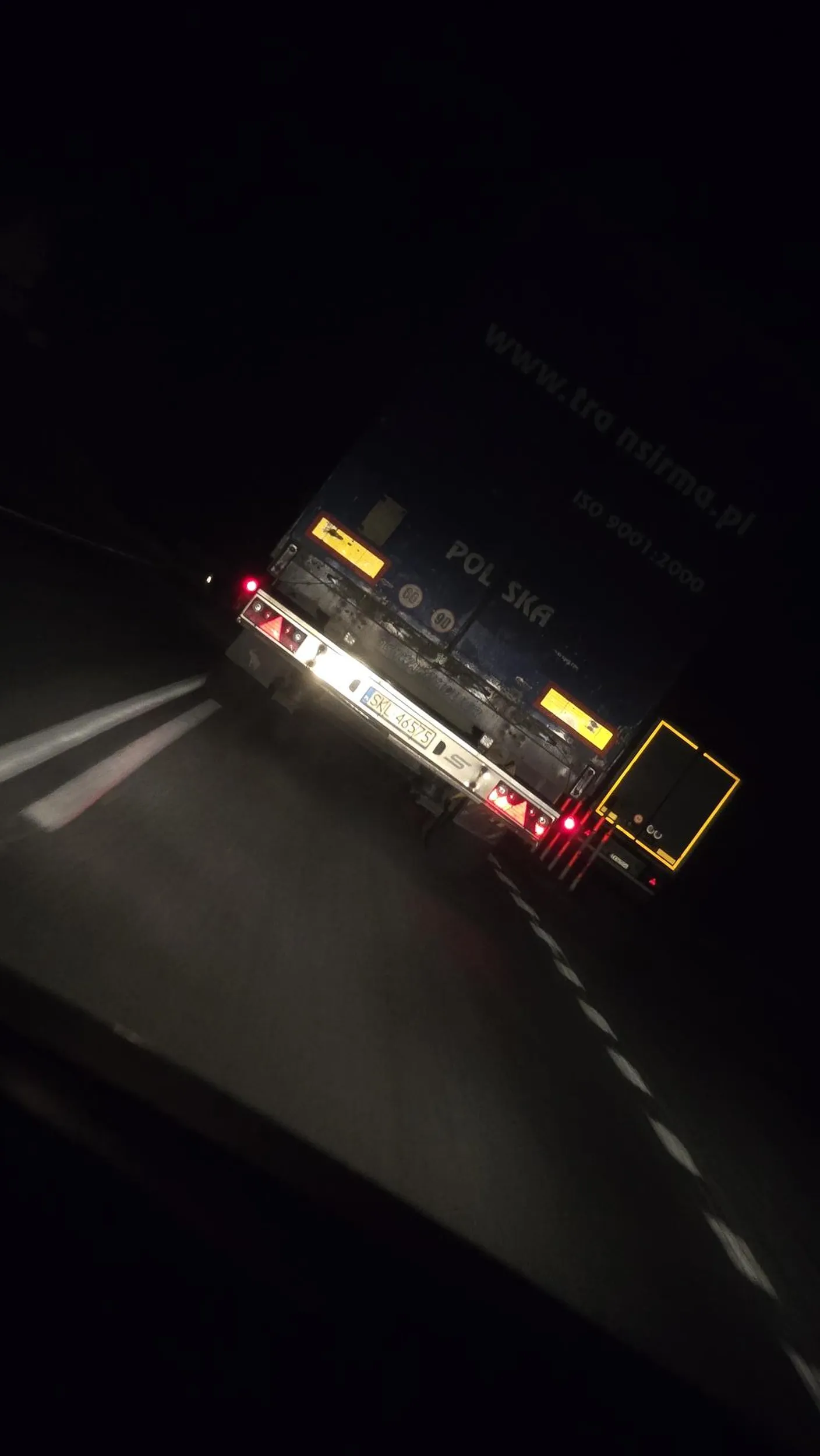 Kierowca tira wyprzedza na 50 mając 80km/h w dodatku na przejściu dla pieszych po czym nie wystarcza mu mocy by wyprzedzić lawety przewożącej 8samochodów po czym widzi zakret i pcha sie mi przed maske. Powinni odebrać uprawnienia takim kierowcą