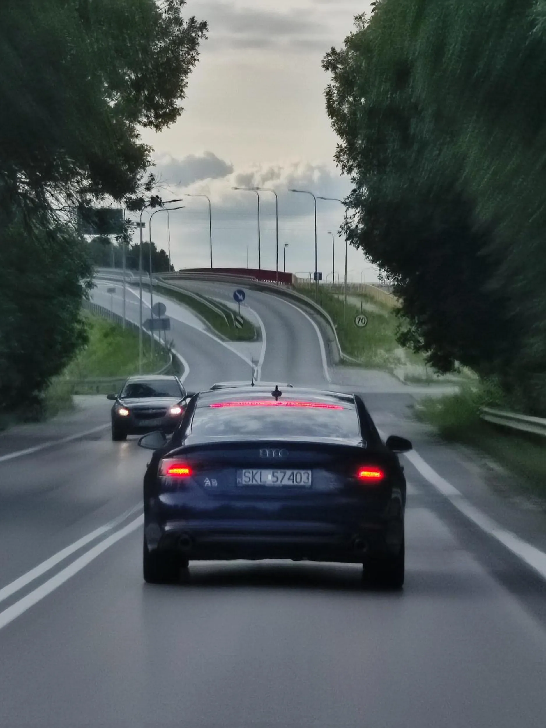 Chłop uważa siebie za krula ulic i jeździ jak po swoim podwórku. Prawie wywołał wypadek. Uważać na typa, niebieskie audi a5