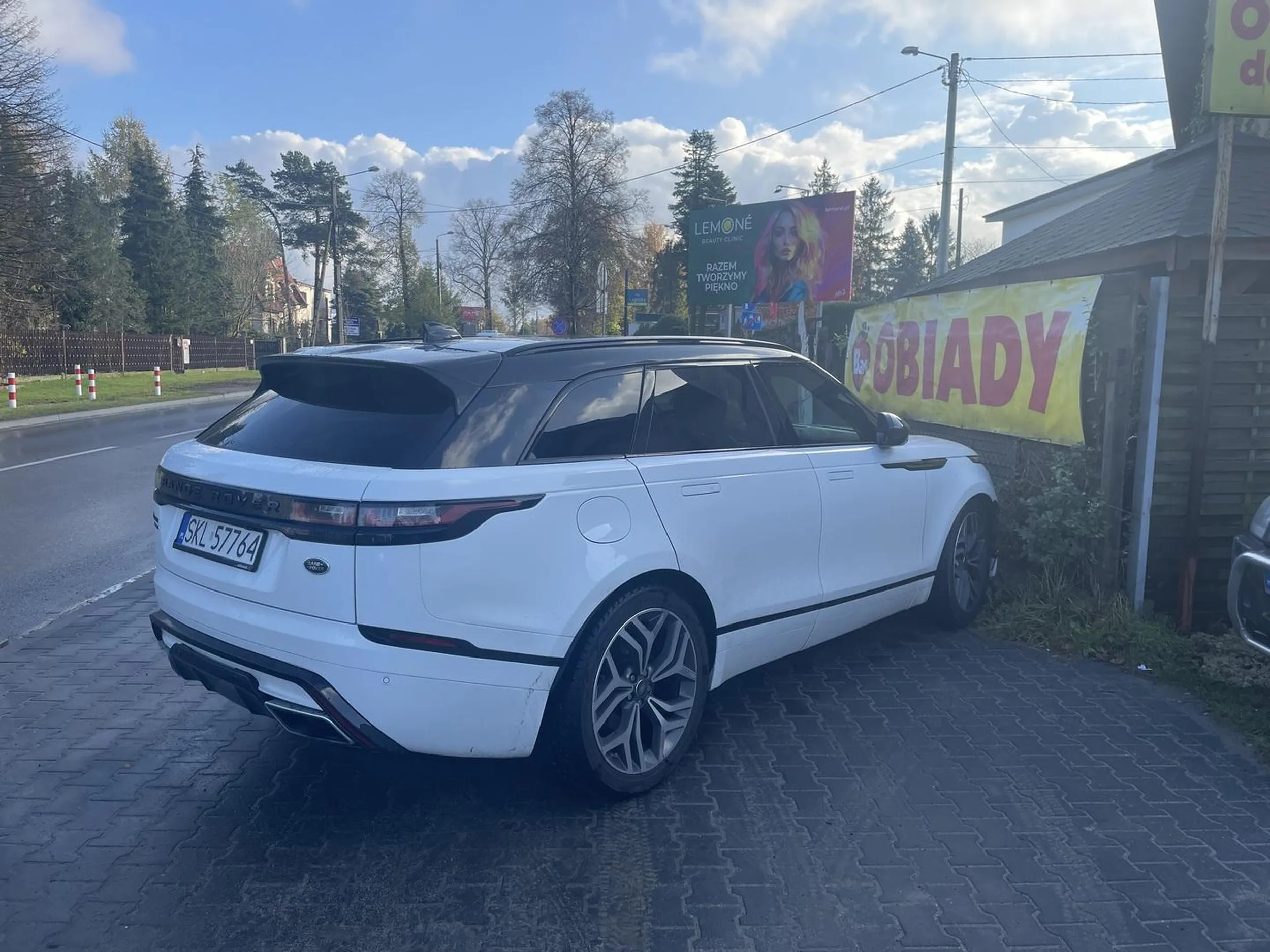 Prowincjonalna paniusia z krainy skl-u, która chodnik traktuje jak miejsce parkingowe