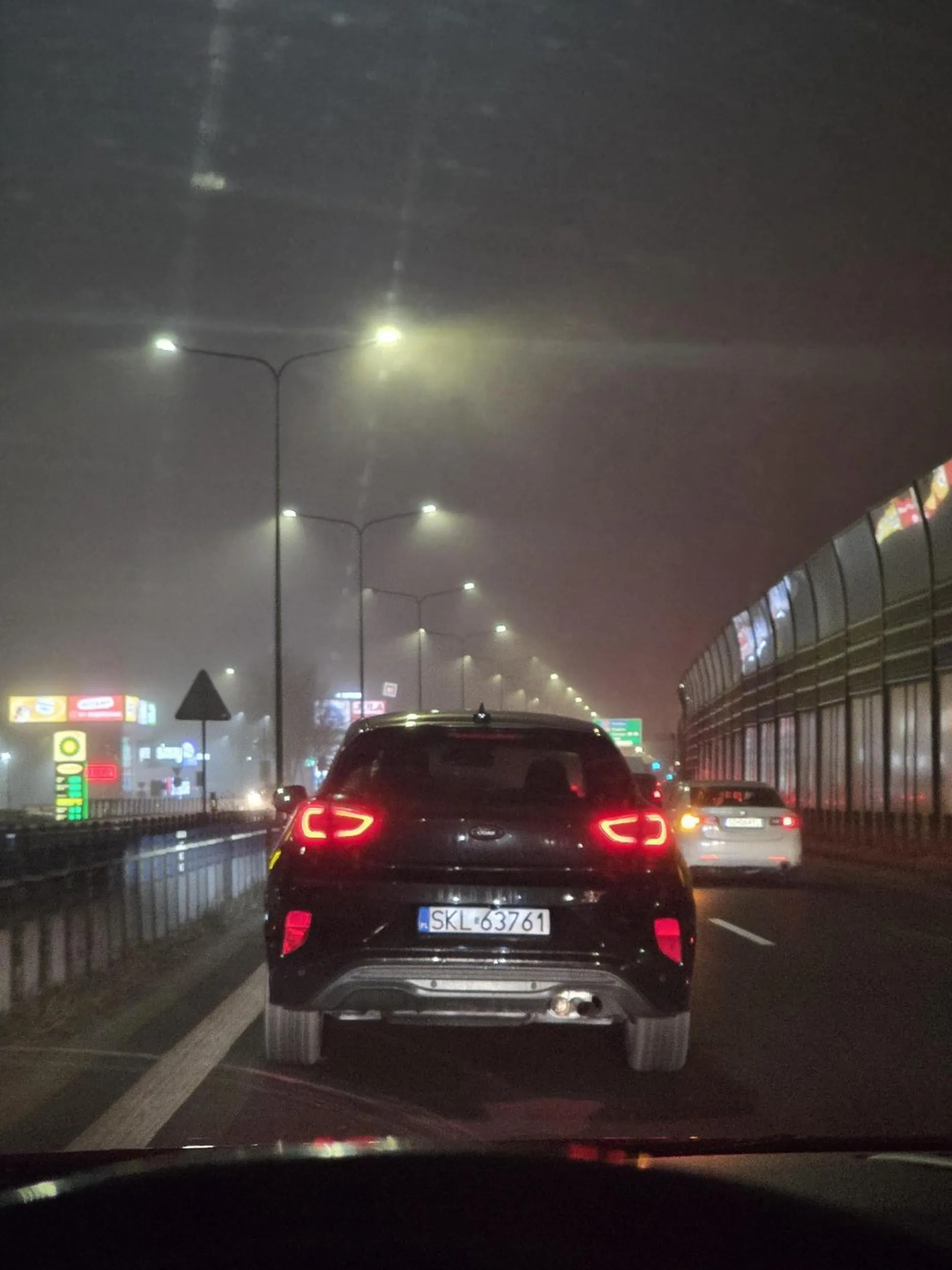 Przytulona do lewego pasa, hamuje bez powodu na prostej drodze gdzie ograniczenie prędkości wynosi 100km/h. Jak się boisz w delikatnej mgle jeździć to trzymaj się prawego pasa i nie utrudniaj innym uczestnikom ruchu drogowego płynnej jazdy.