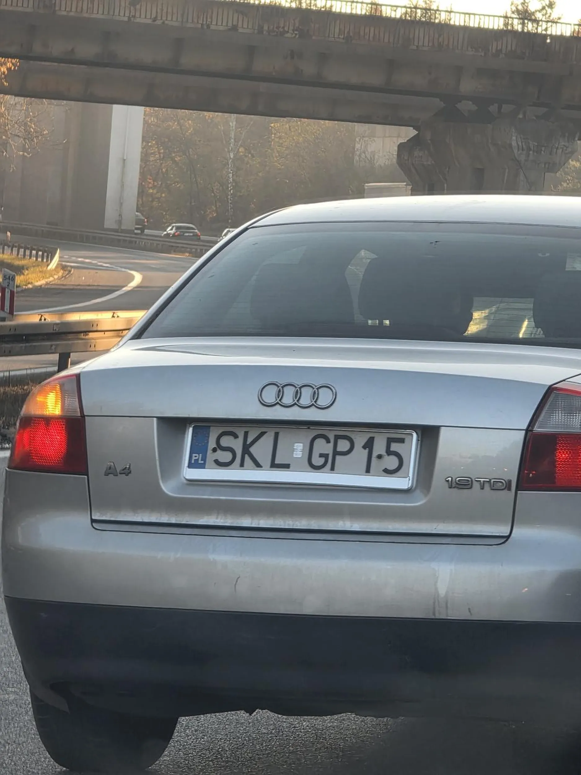 Najpierw się wpieprzasz w środek korka bo nie chce ci się stać od początku a potem jednak rezygnujesz? Cwaniaczek drogowy i 5 zero