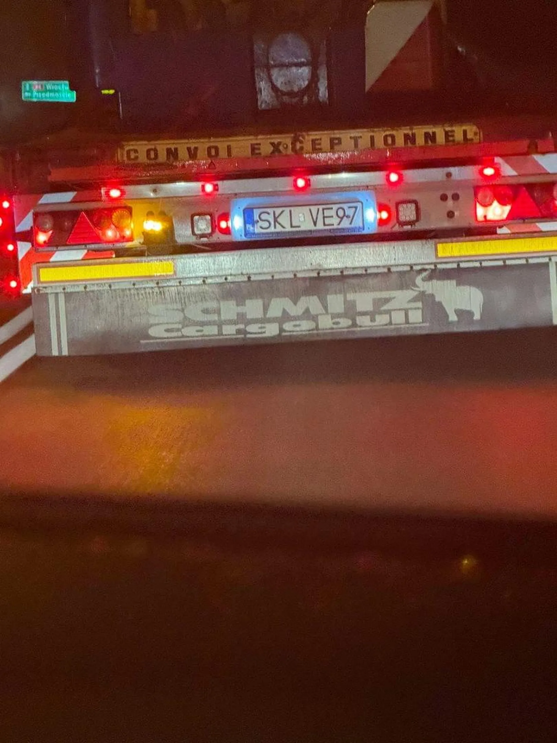 Bardzo niebezpieczny kierowca, w dniu 09.02.2025 około godziny 22:00 stwarzał zagrożenie dla ruchu, wyprzedzał w zabudowanym na podwójnej ciągłej, trąbił w zabudowanym, gdzie jest ograniczenie do 50km/h i na każdego mrugał i trąbił, że ma jechać szybciej, co więcej specjalnie podjeżdżał pod zderzak jadąc znacznie większym autem i prawie spowodował wypadek. Pomijam fakt tego, że na tej trasie również były widoczne drony i jedyne co można to mieć nadzieję, że mu ktoś zdjęcie zrobił albo nagrał, bo to co ten Pan dzisiaj odjebał to jakaś masakra, kto mu dał wgl prawo jazdy!!! Uważajcie na tego kierowcę, bo strach o swoje życie! Żałuję że nie było w aucie kamerki u mnie, bo sprawa zostałaby zgłoszona od razu na policję!