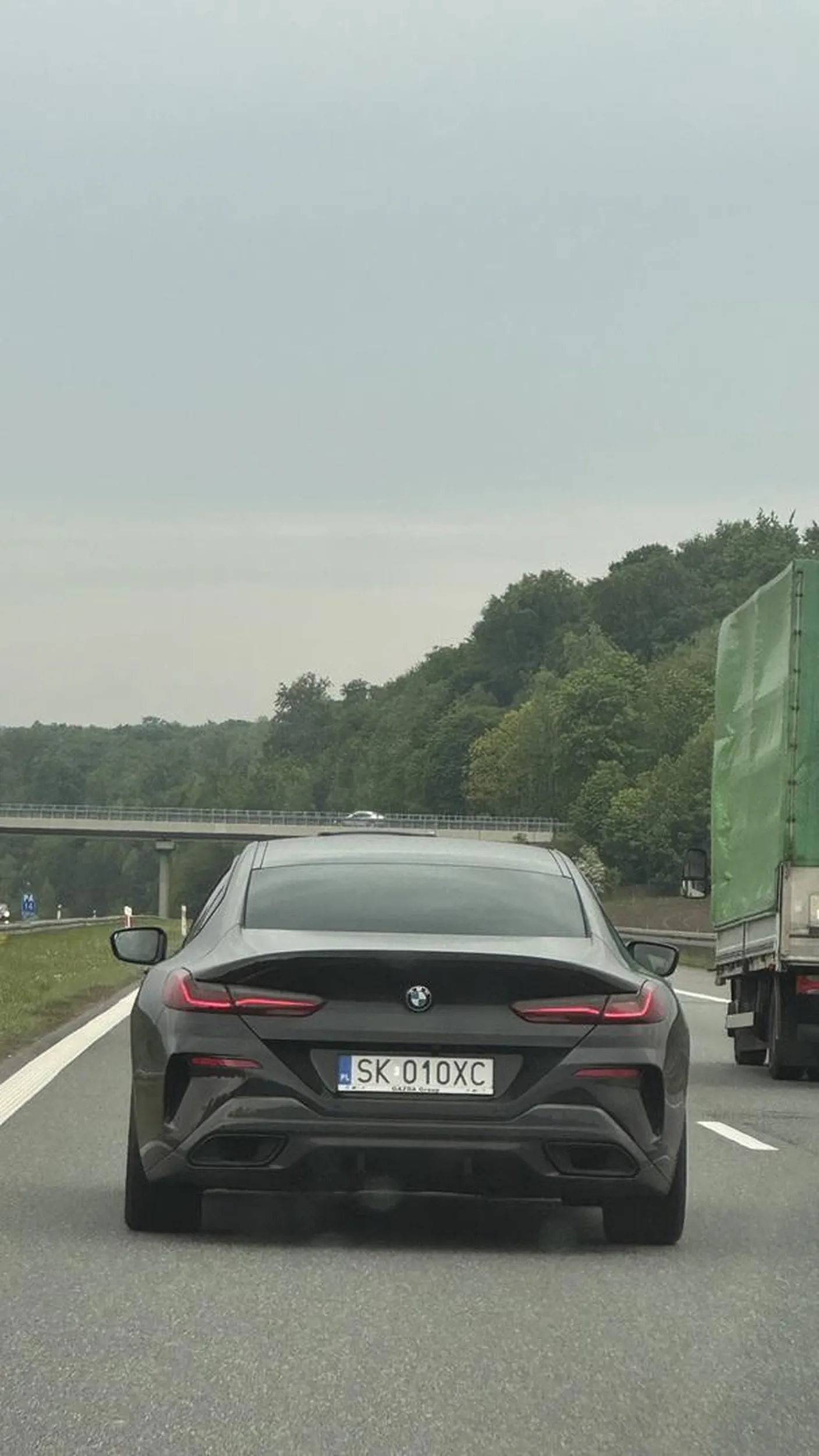 Śmieć pogania długimi na autostradzie żeby mu zjechać bo się śpieszy, akurat tylko jemu jedynemu się śpieszy na całej a4. Może jak kiedyś zahaczysz o drzewo to będziesz wolniej jeździł.