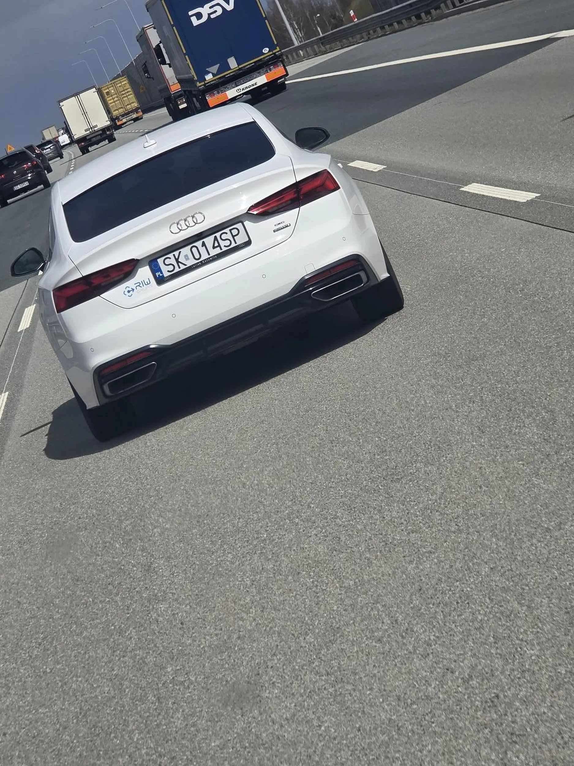 Kolejny z uczuleniem na prawy pas. Środkowym pasem na A1 z 120kmh.