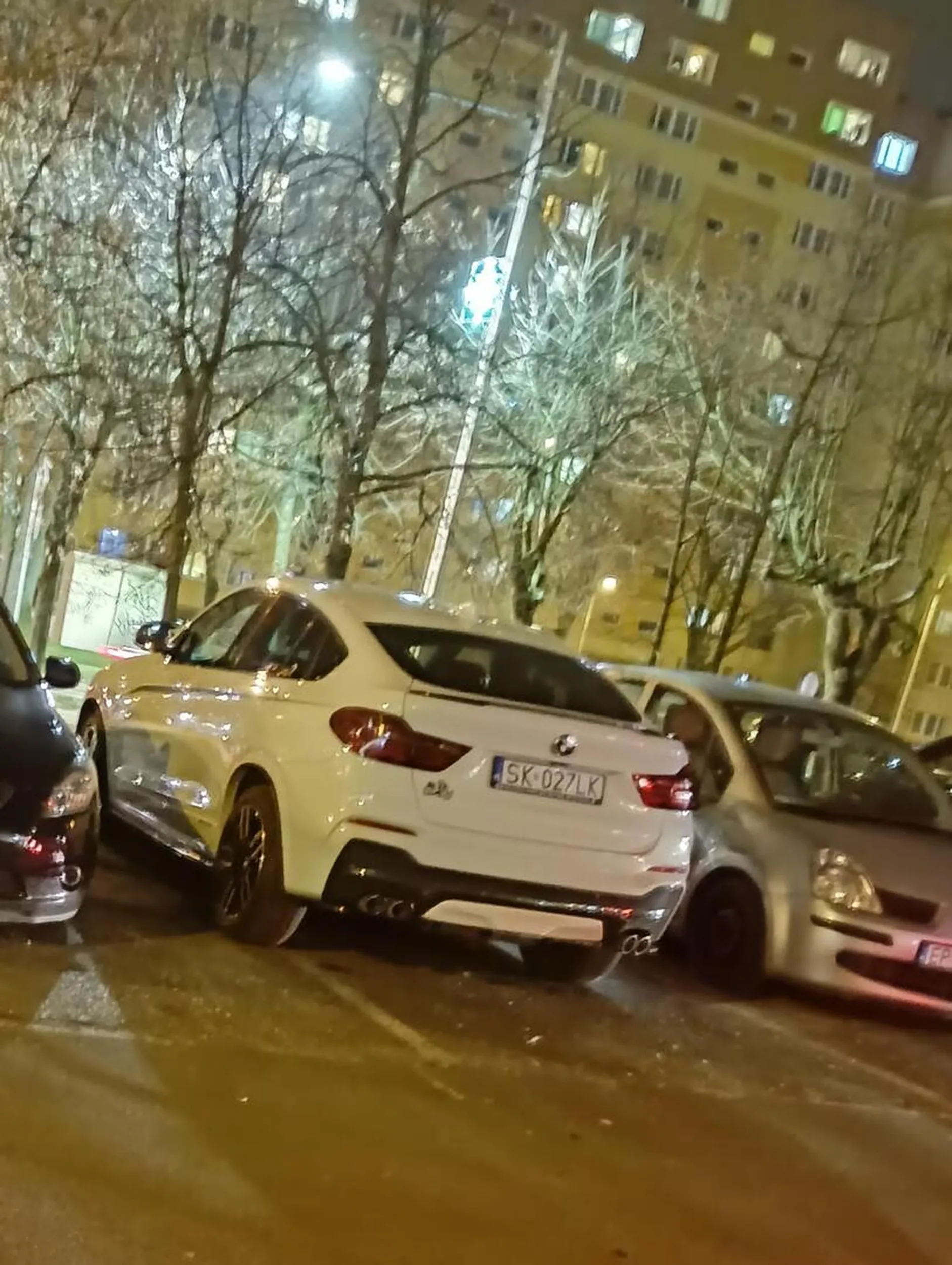 Kobieta bez kultury i umiejętności. Kobieta wpakowała się na chama na miejsce parkingowe, parkowała kilka minut, a ostatecznie i tak stanęła za linią... Zupełnie jakby prawko znalazła w chipsach... Dno.