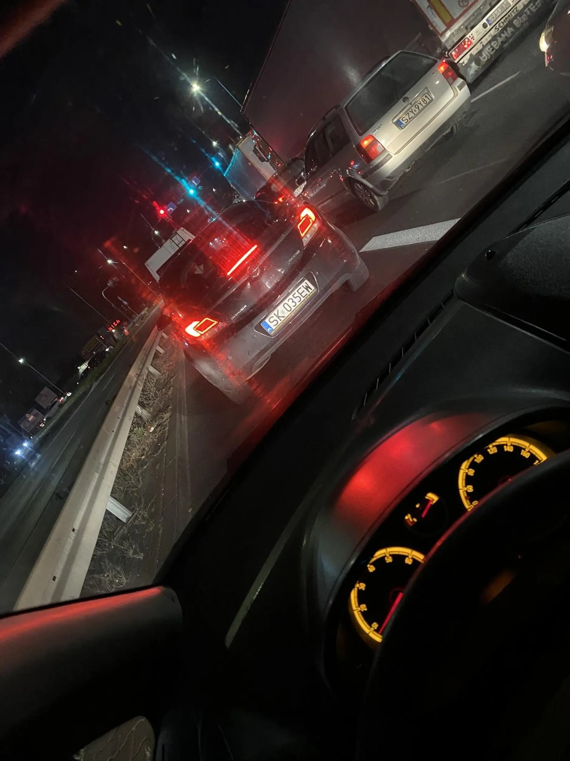 Kierowca wpier*** się w kolejkę do skrętu w lewo na światłach i jeszcze ma pretensje sytuacja z 5.11.2025