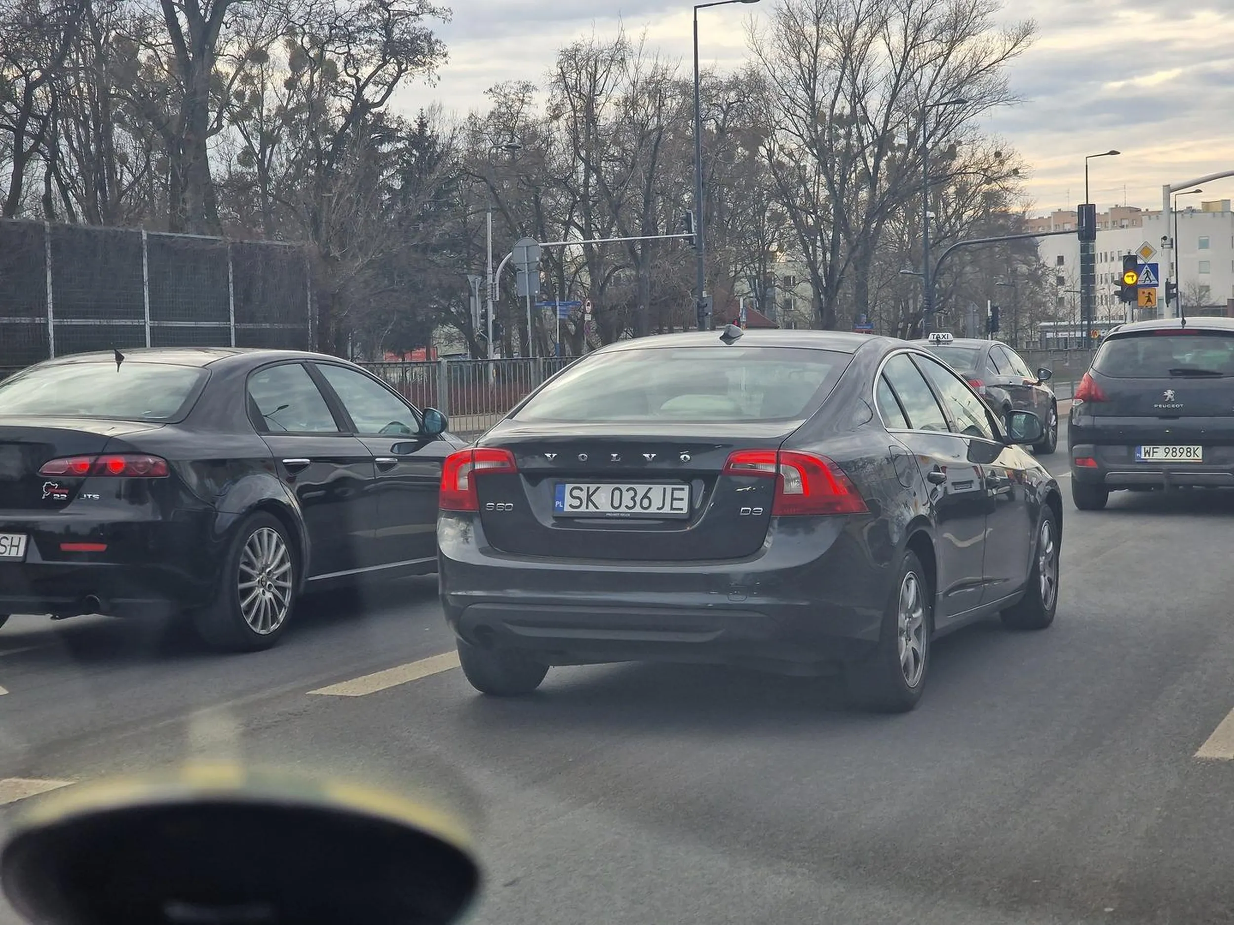 Wyłudzacz odszkodowań? Dwa razy mi hamował zajeżdżając drogę. Gestykuluje. Pokazuje dziwne znaki. Wciska się na centymetry. Pierwszy raz widziałem coś takiego. Jeżeli nawet ja zrobiłem coś nie tak z czego nie zdałem sobie sprawy i bardzo tego pana za to przepraszam to nie ma usprawiedliwienia dla zachowania tego pana.