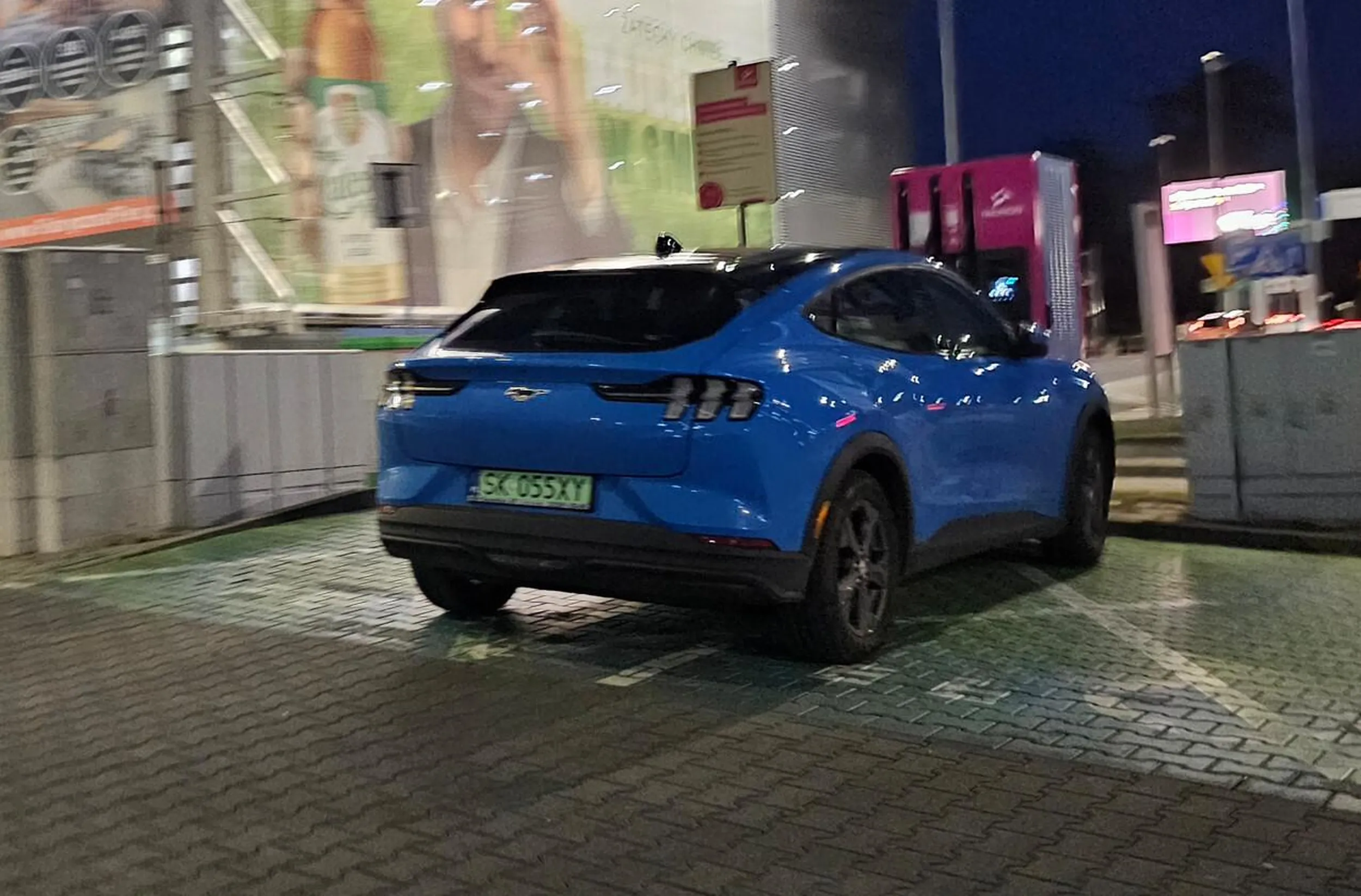 żeby jednym autem zająć dwa tak szerokie miejsca parkingowe, to trzeba już mieć coś nie tak z łbem